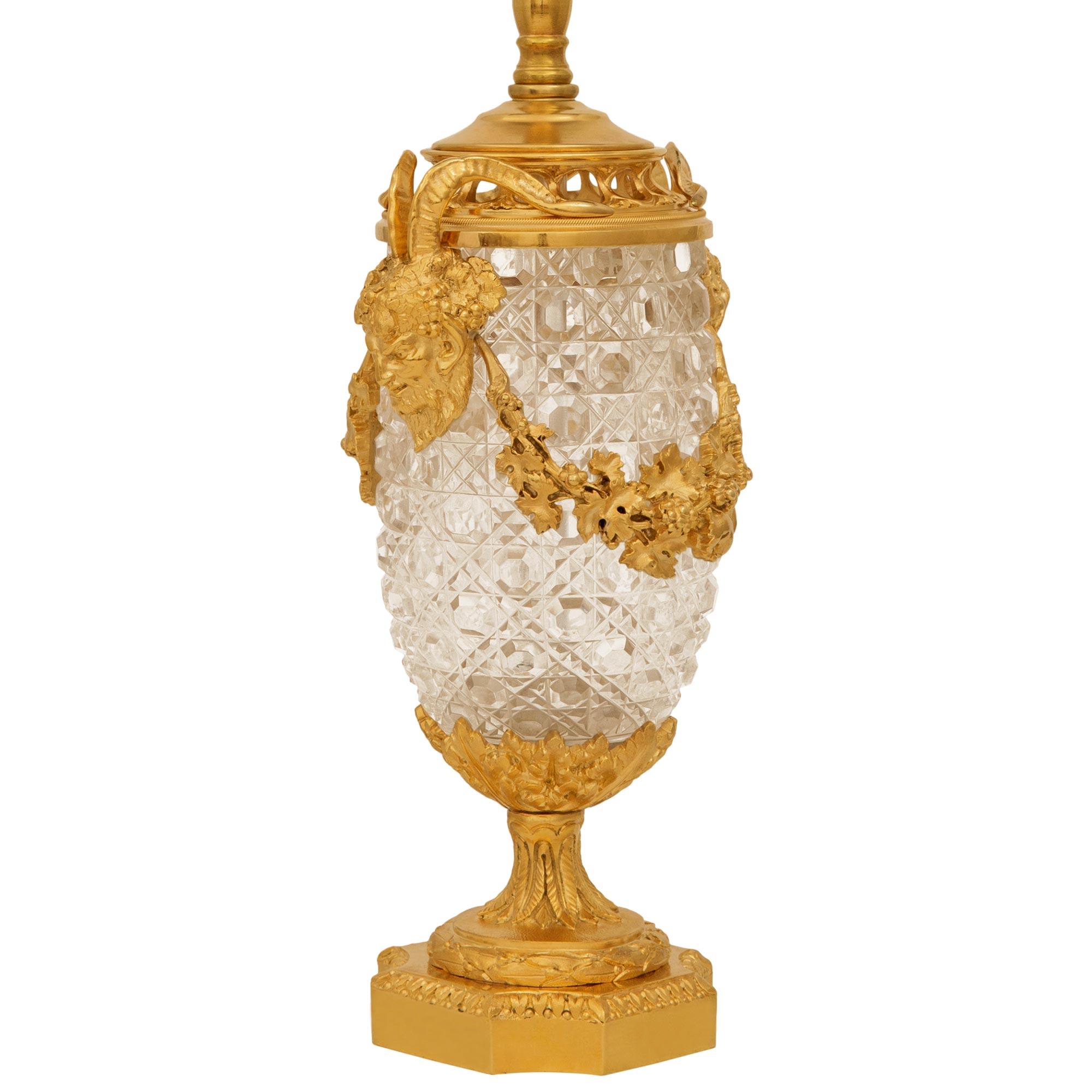 Français Paire de lampes en cristal et bronze doré de Baccarat du XIXe siècle, de style Louis XVI en vente