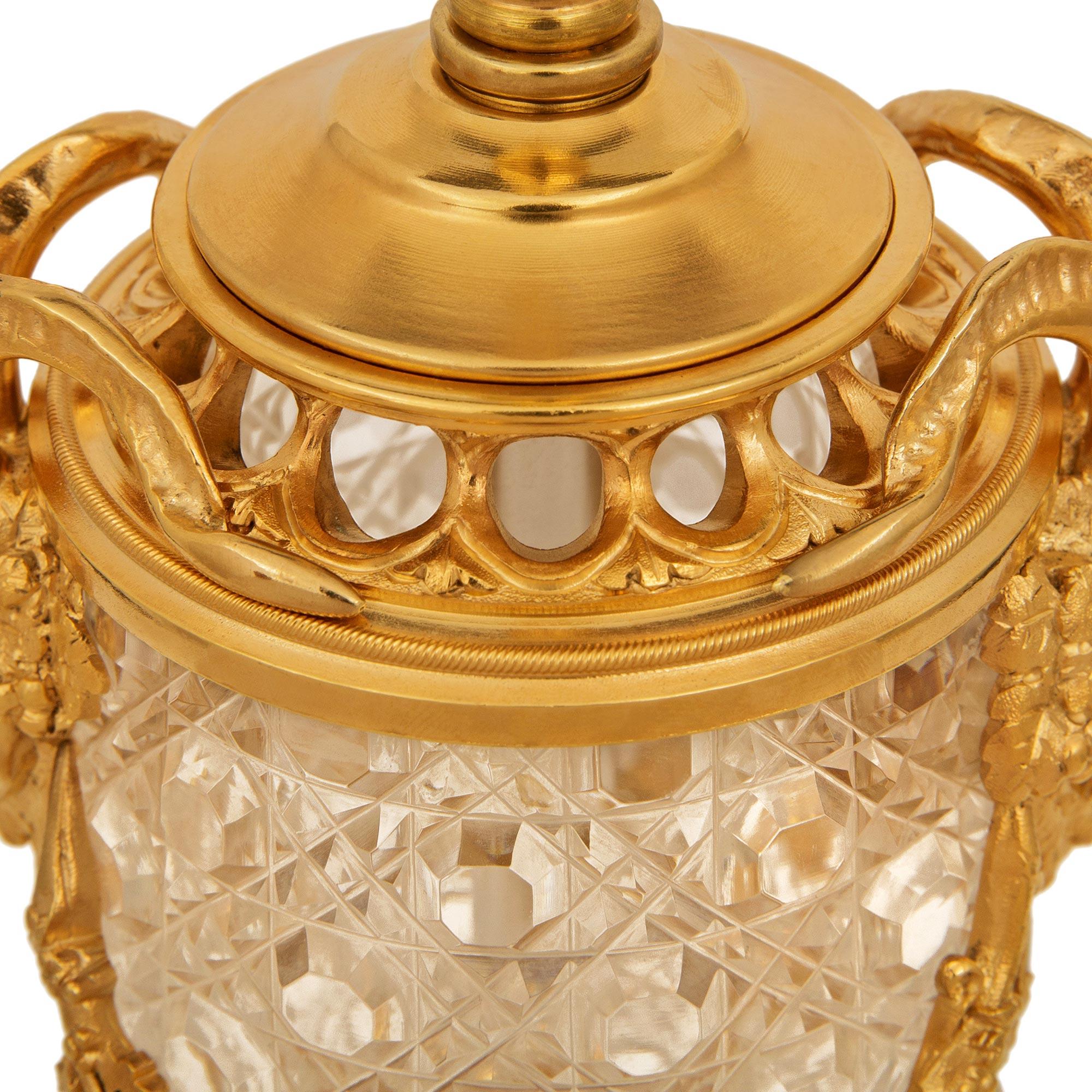 Cristal Paire de lampes en cristal et bronze doré de Baccarat du XIXe siècle, de style Louis XVI en vente
