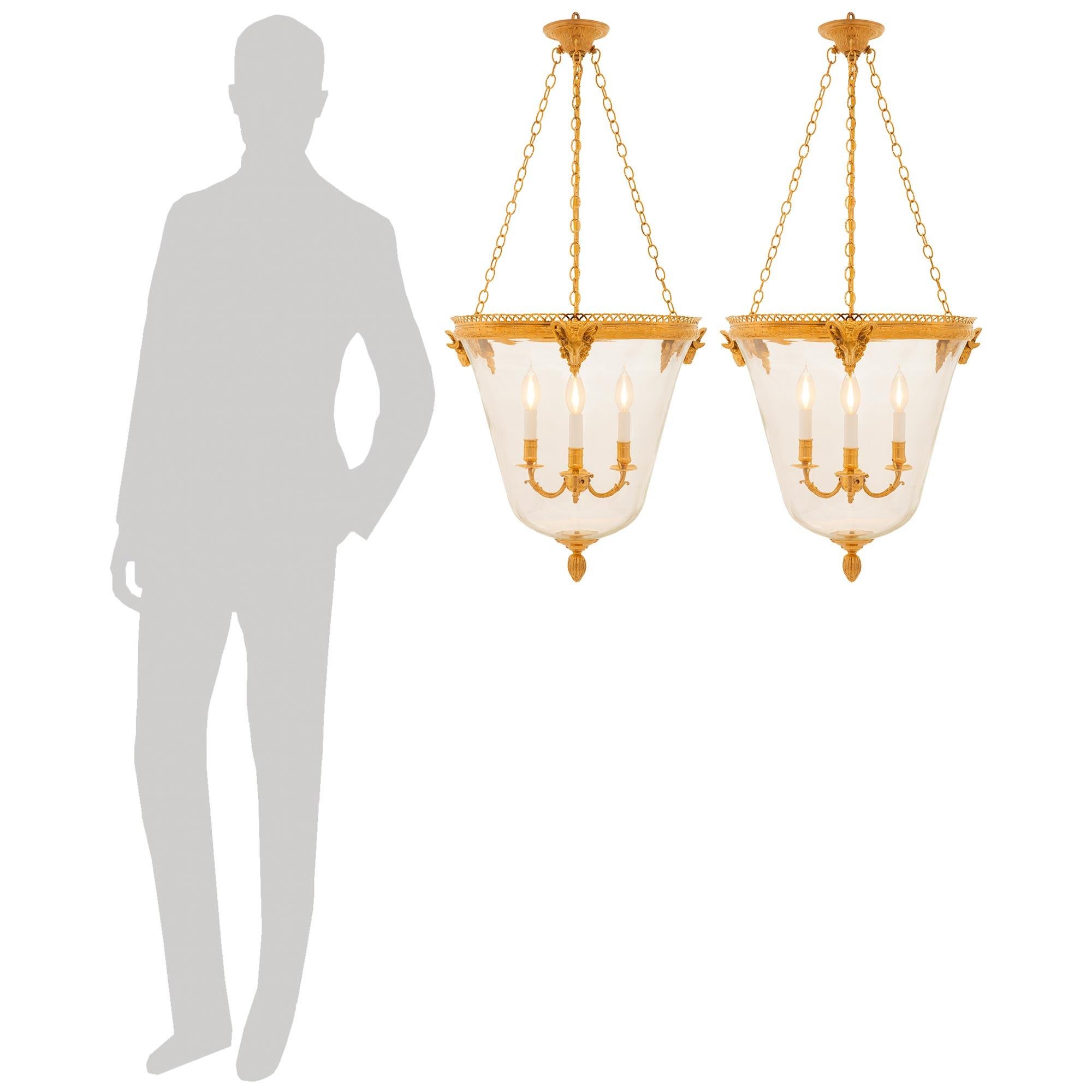 Un'elegante e affascinante coppia di lanterne francesi del XIX secolo in stile Belle Époque e Ormolu in vetro. Ogni lanterna è centrata da un bellissimo terminale inferiore in Ormolu a forma di foglia sotto il corpo in vetro originale a campana che