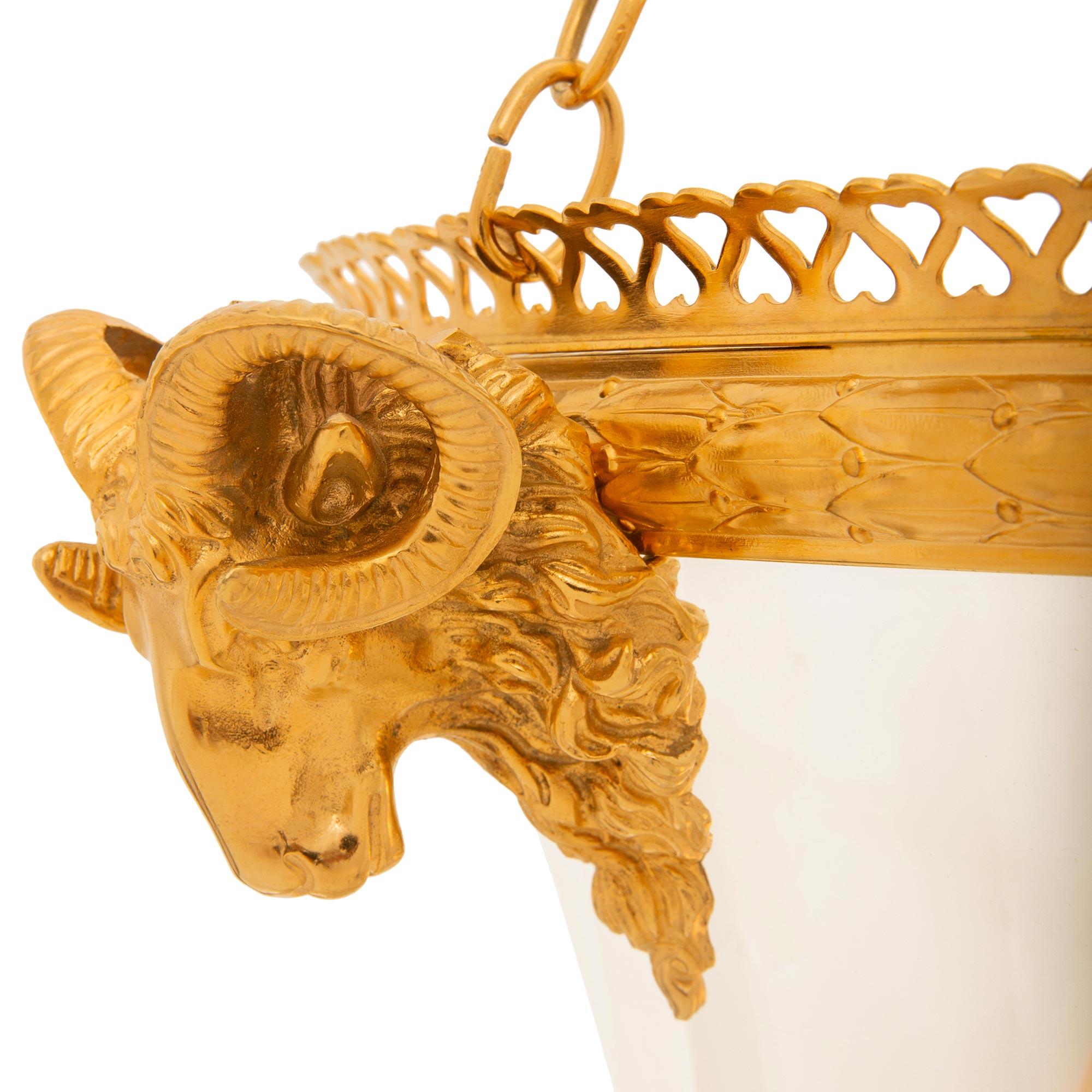 Vetro coppia di lanterne francesi del XIX secolo in stile Luigi XVI Belle Époque in Ormolu in vendita