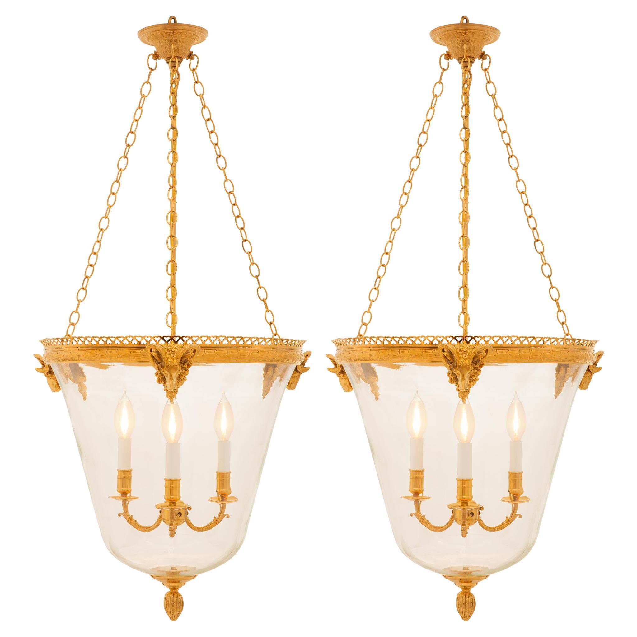 coppia di lanterne francesi del XIX secolo in stile Luigi XVI Belle Époque in Ormolu in vendita