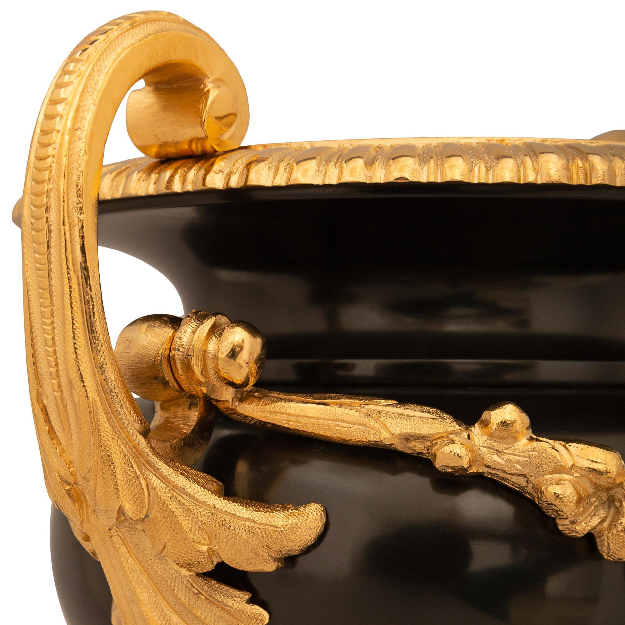 Bronze doré Paire d'urnes en marbre noir de Belgique et bronze doré de style Louis XVI du XIXe siècle en vente