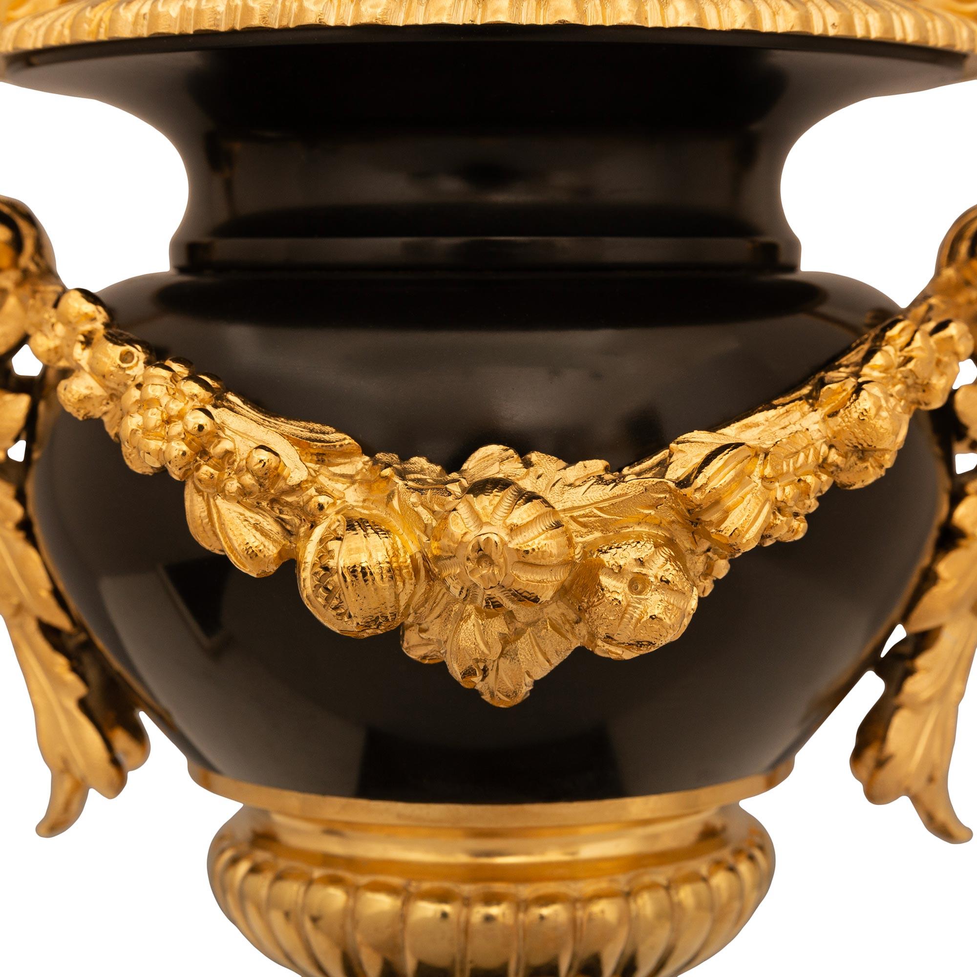 Paire d'urnes en marbre noir de Belgique et bronze doré de style Louis XVI du XIXe siècle en vente 1