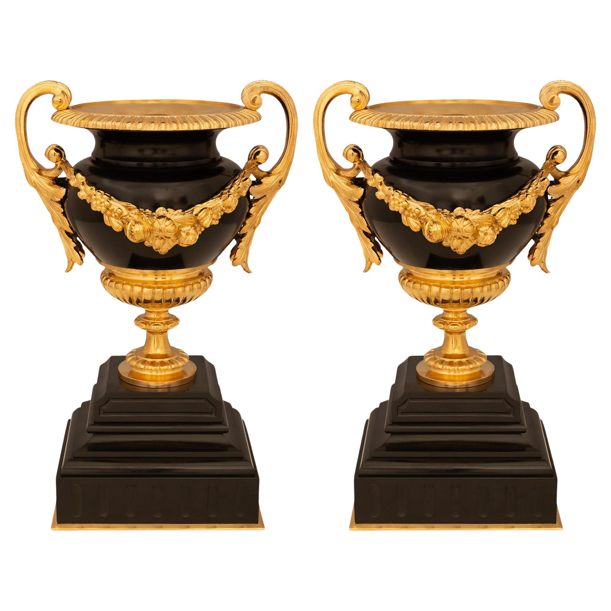Paire d'urnes en marbre noir de Belgique et bronze doré de style Louis XVI du XIXe siècle en vente