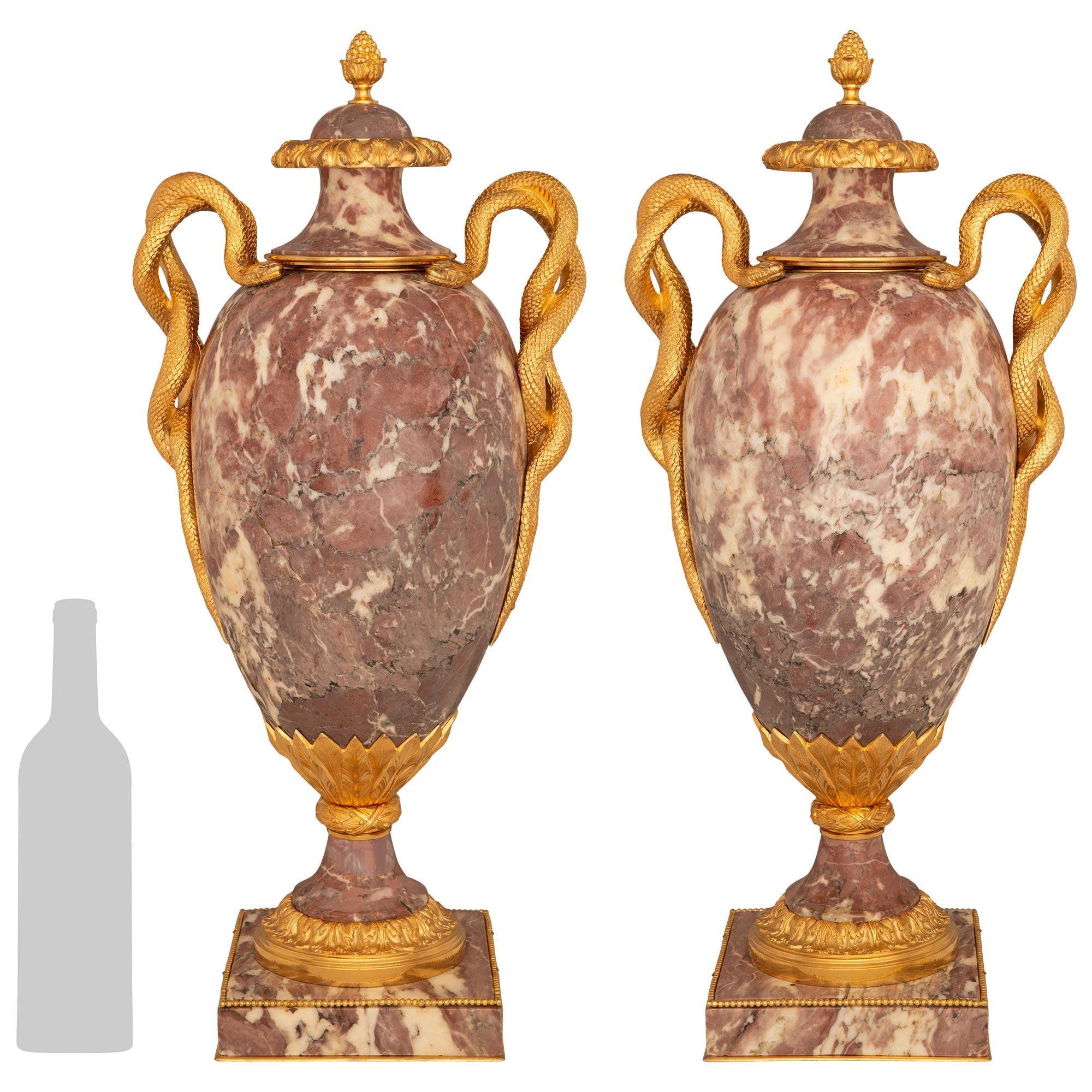 Una splendida coppia di urne con coperchio in marmo e ormolu, in stile Luigi XVI, del XIX secolo. Ogni urna di grandi dimensioni è sollevata da un filetto di Ormolu a fondo quadrato sotto la base di marmo accentuata da una fascia di Ormolu con