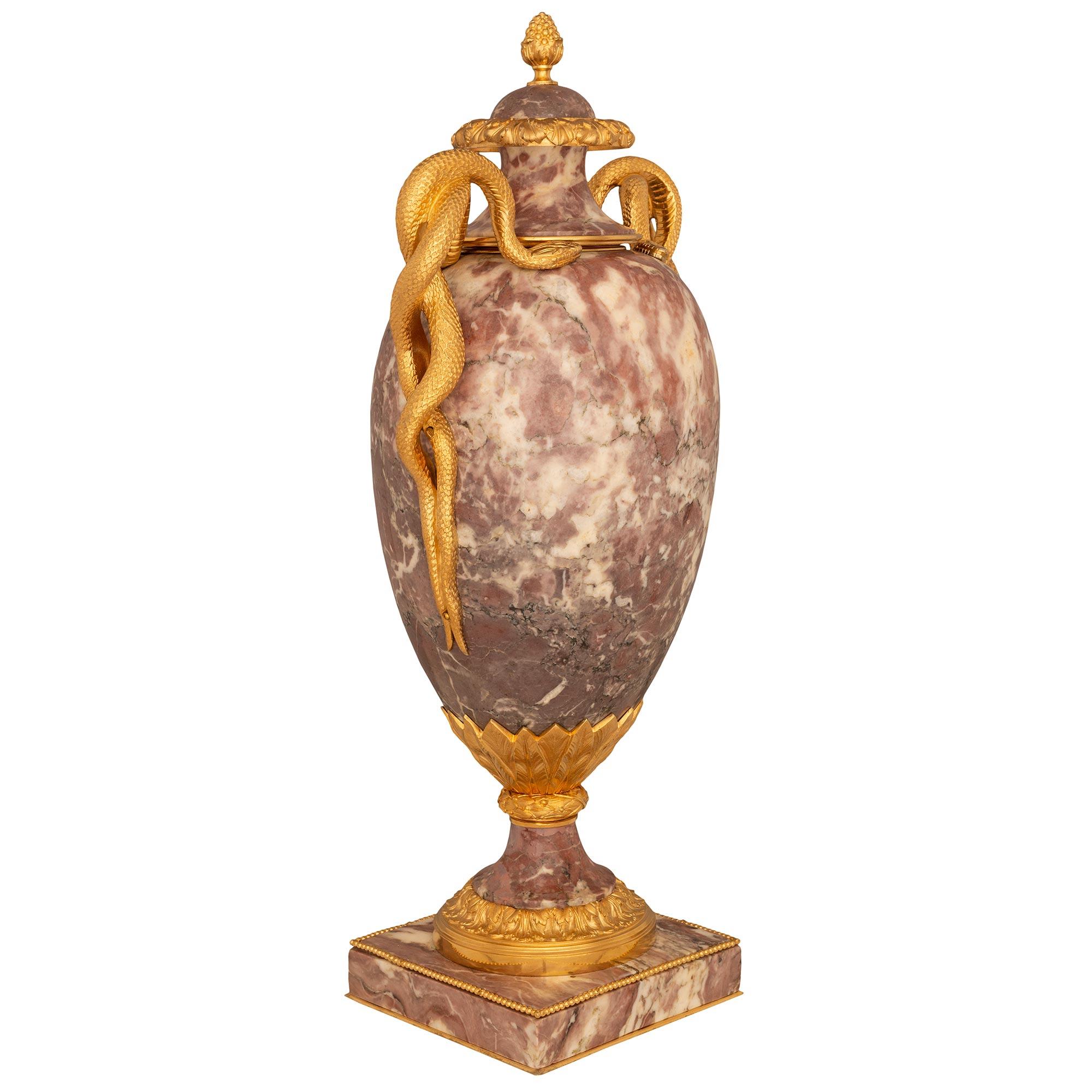 Francese coppia di urne francesi del XIX secolo in marmo e ormolu di Violette, stile Luigi XVI in vendita