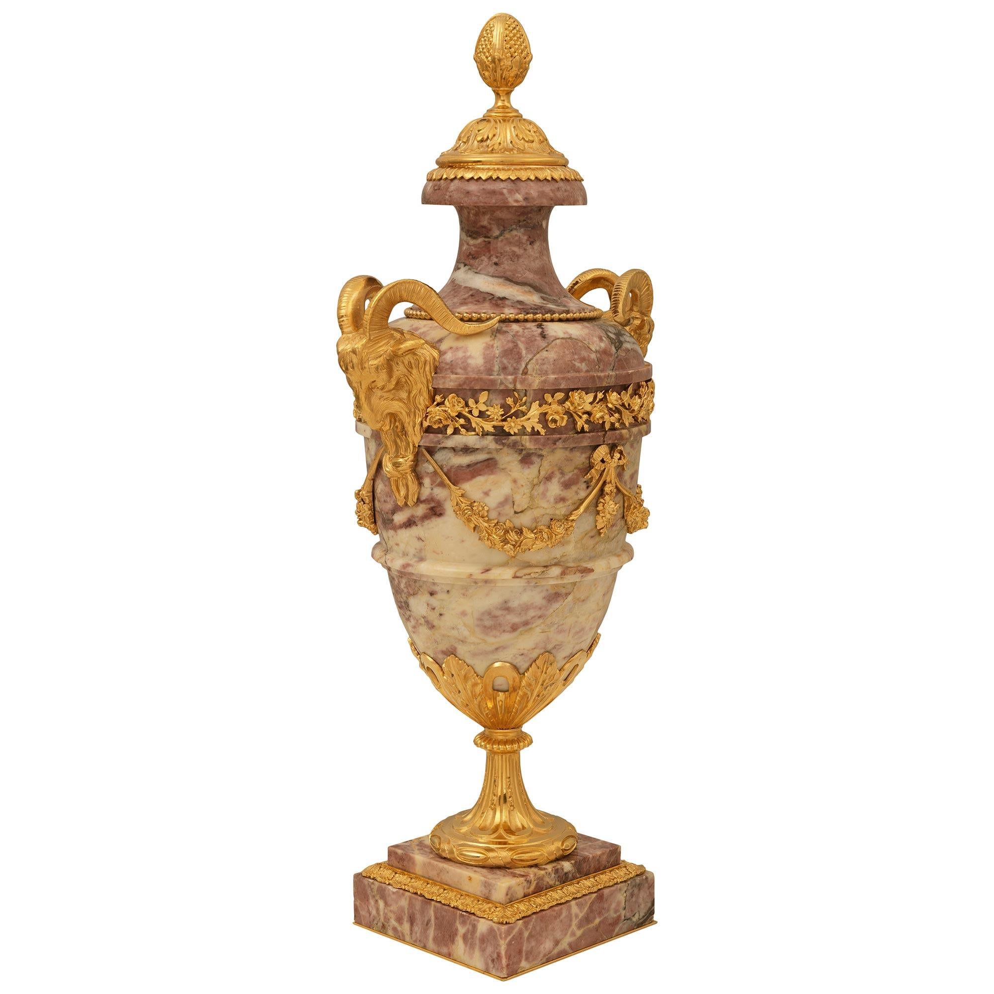 Francese coppia di urne francesi del XIX secolo in marmo e Ormolu di stile Luigi XVI in vendita