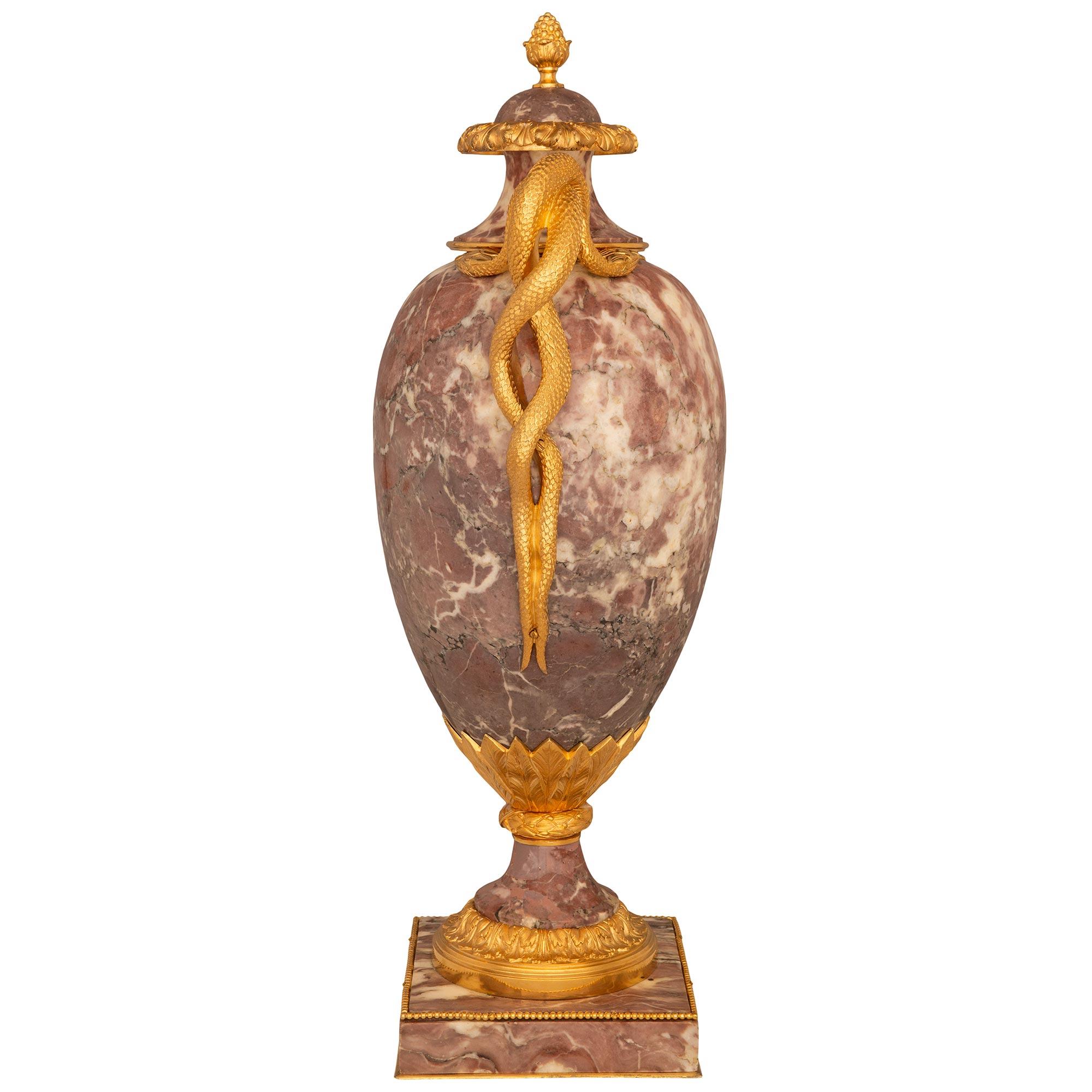 coppia di urne francesi del XIX secolo in marmo e ormolu di Violette, stile Luigi XVI In condizioni buone in vendita a West Palm Beach, FL