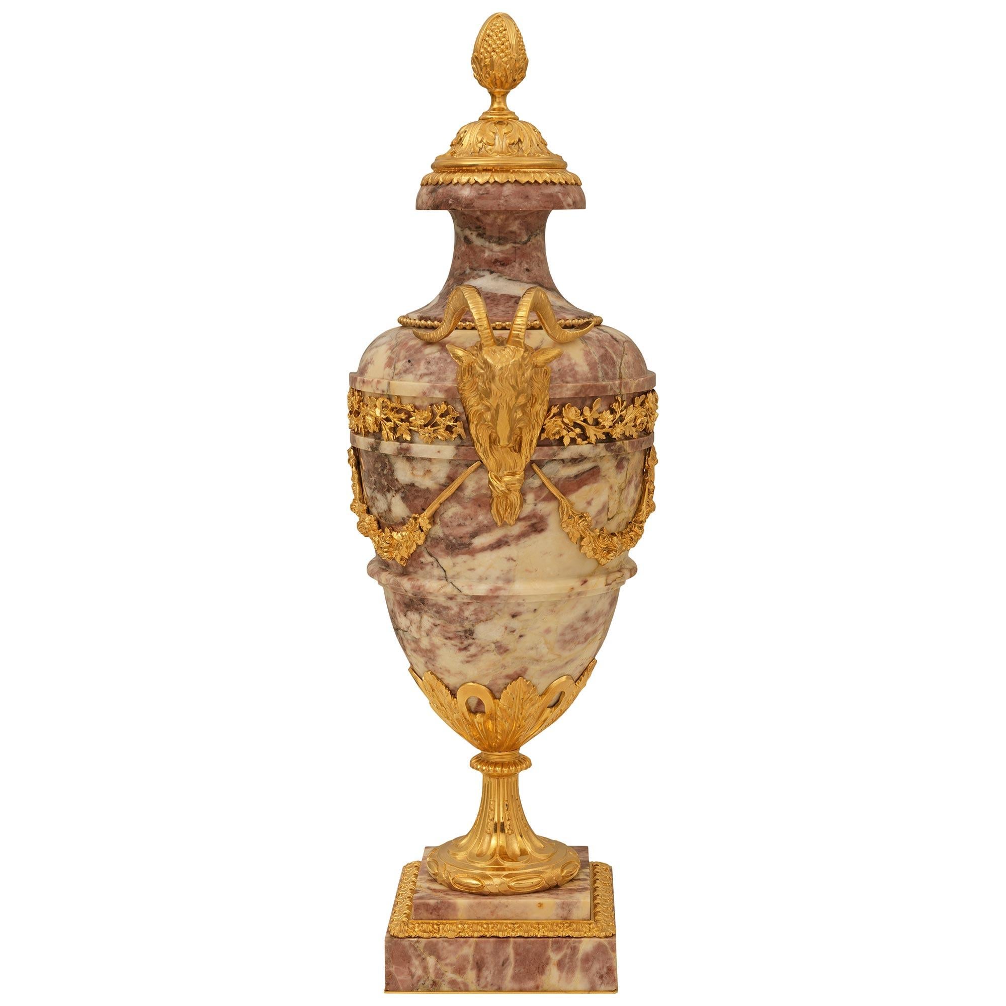 coppia di urne francesi del XIX secolo in marmo e Ormolu di stile Luigi XVI In condizioni buone in vendita a West Palm Beach, FL