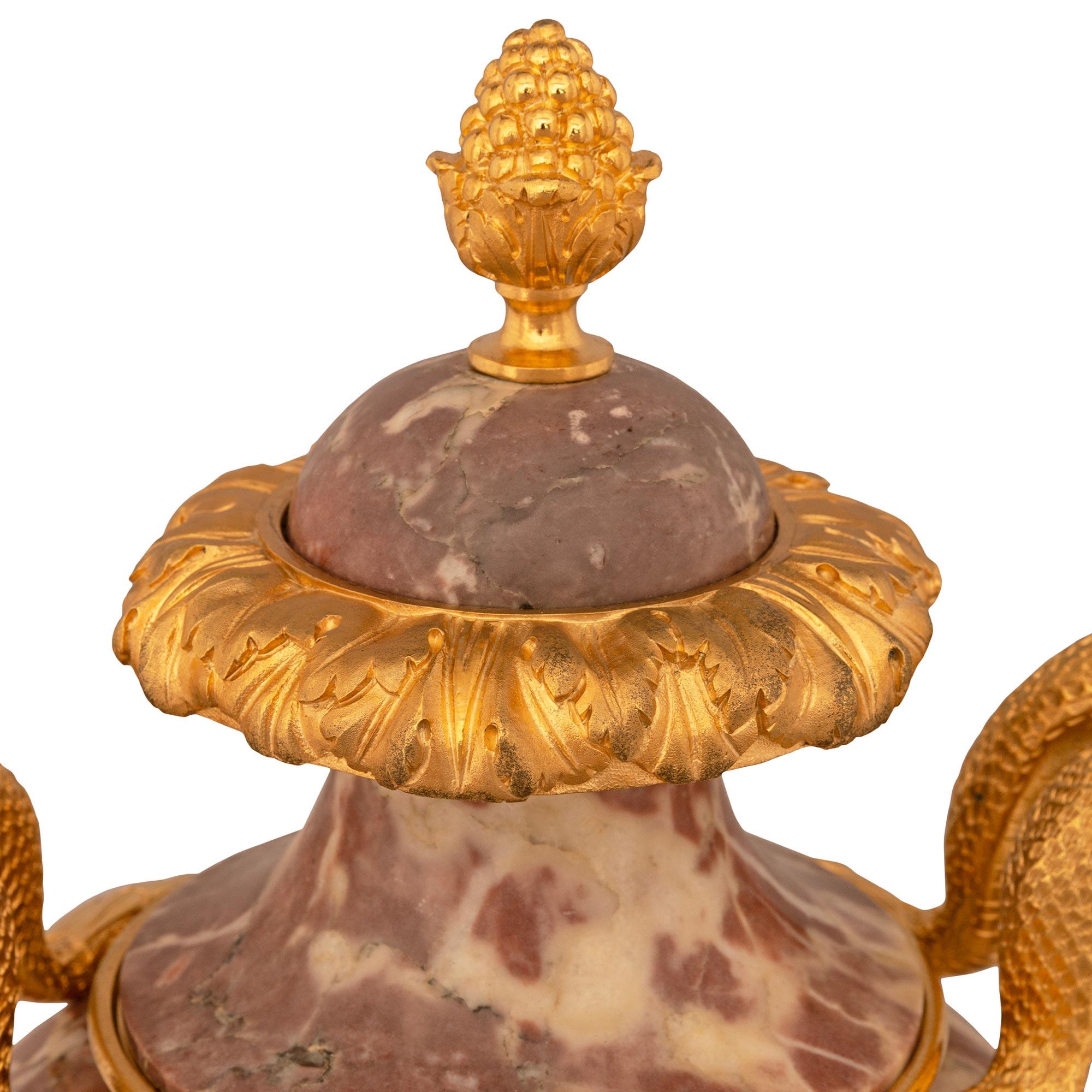 Similoro coppia di urne francesi del XIX secolo in marmo e ormolu di Violette, stile Luigi XVI in vendita