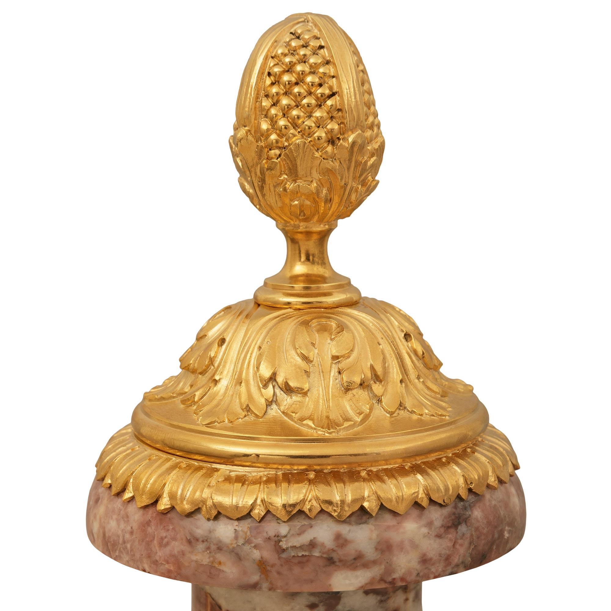 Similoro coppia di urne francesi del XIX secolo in marmo e Ormolu di stile Luigi XVI in vendita
