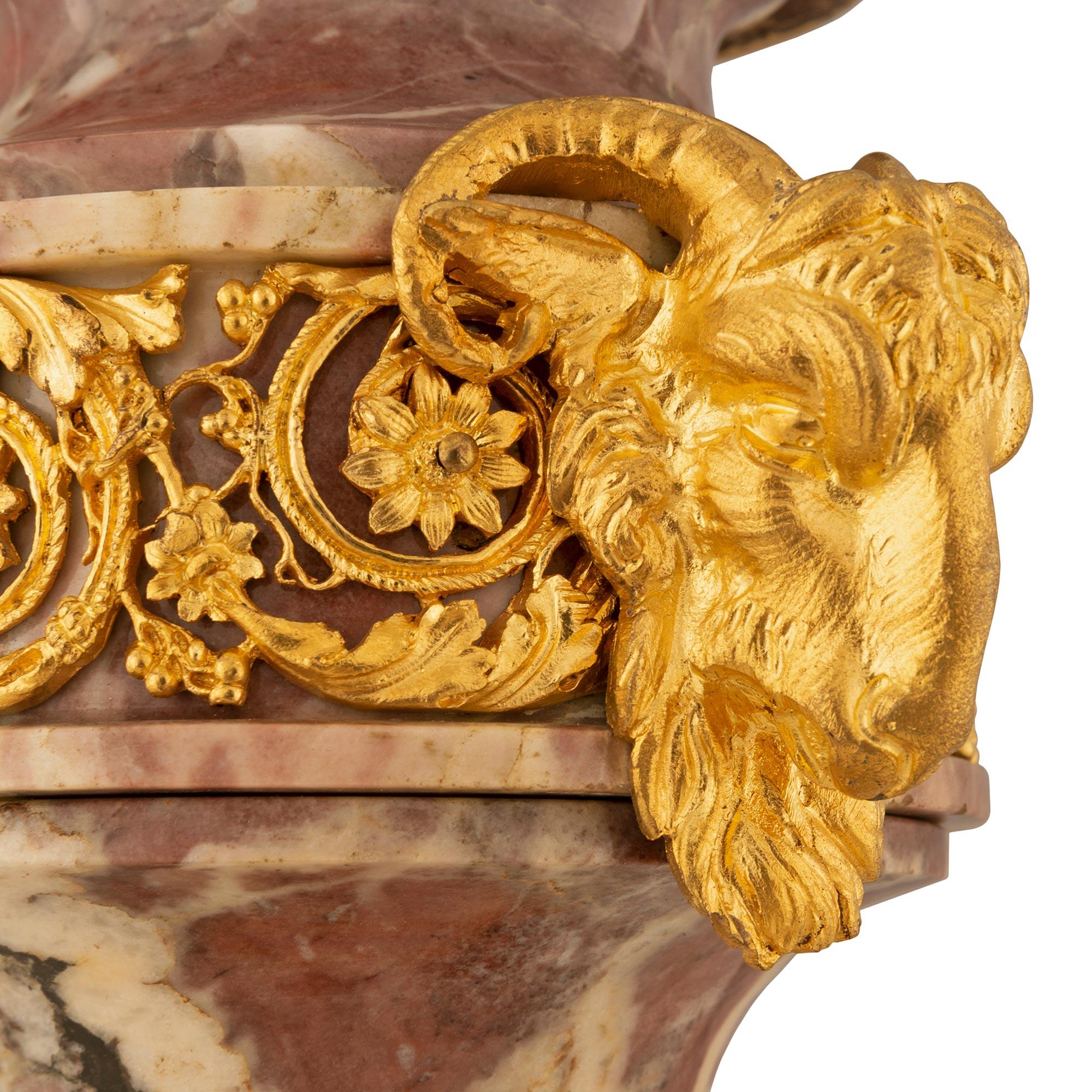 Bronze doré Paire d'urnes Louis XVI du 19ème siècle en marbre Violette et Ormolu. en vente