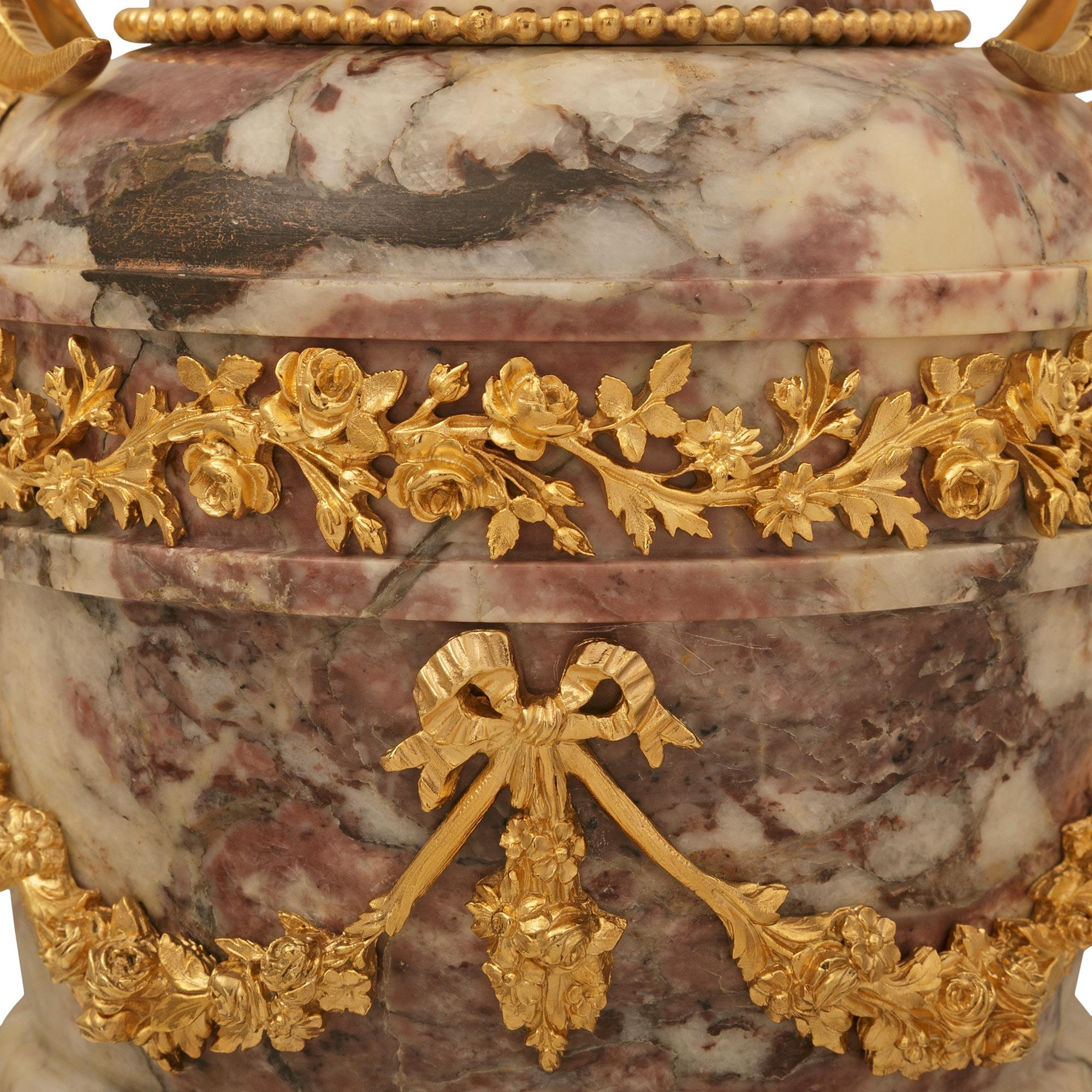 coppia di urne francesi del XIX secolo in marmo e Ormolu di stile Luigi XVI in vendita 1