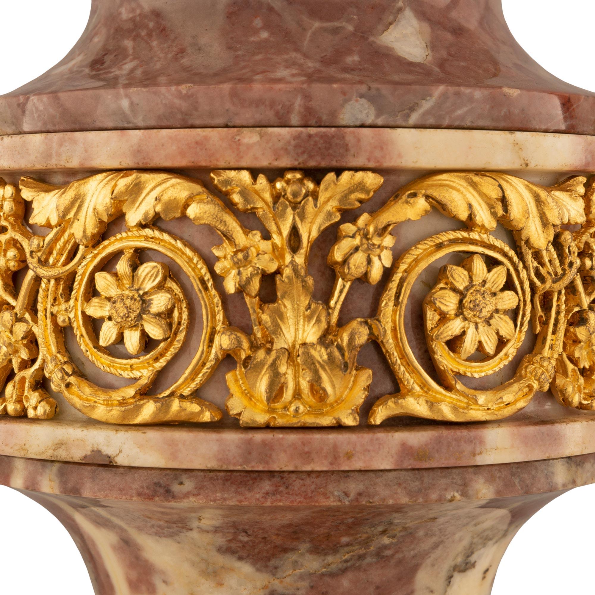 Paar französische Louis XVI St. Brèche Violette Marmor- und Ormolu-Urnen aus dem 19. (Goldbronze) im Angebot