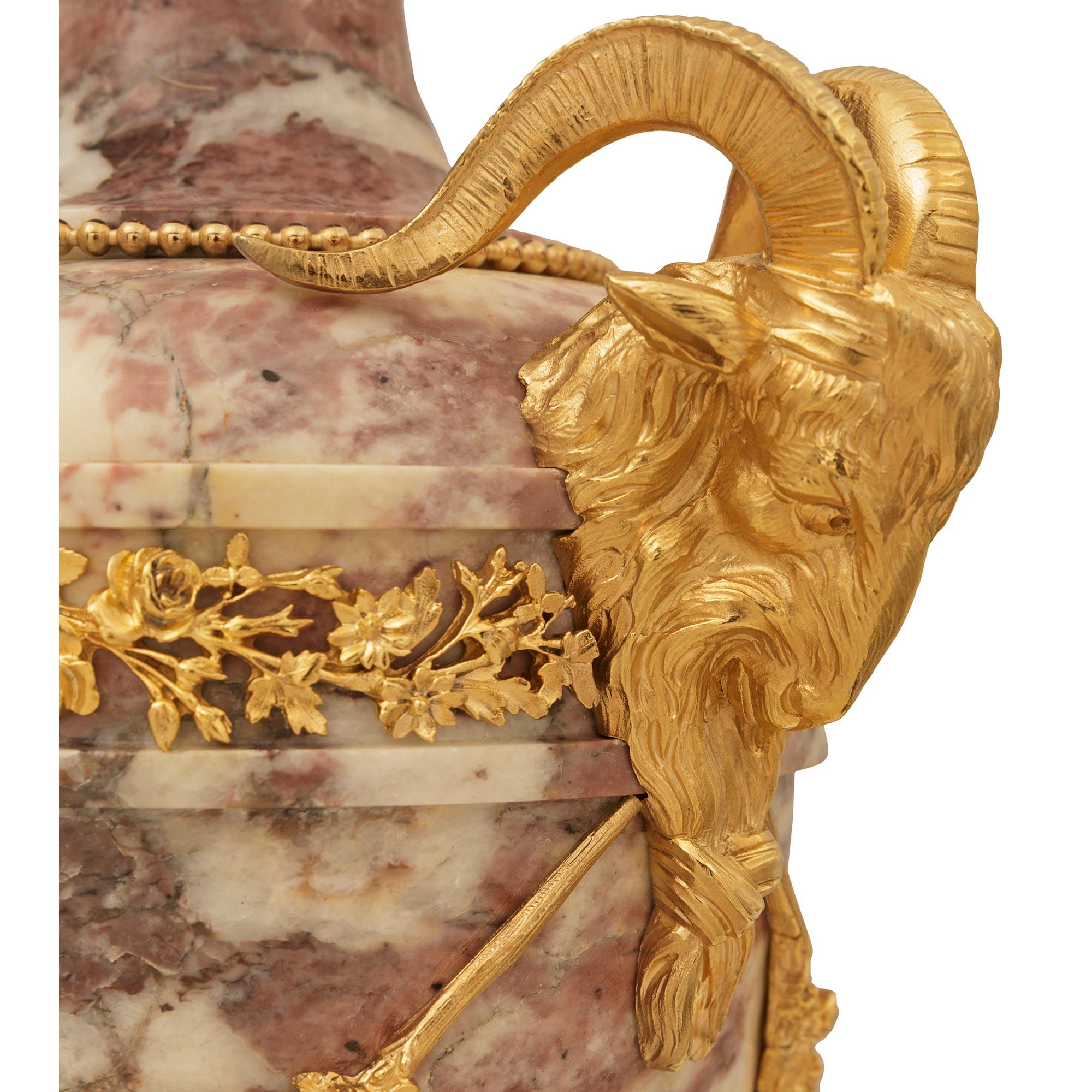 coppia di urne francesi del XIX secolo in marmo e Ormolu di stile Luigi XVI in vendita 2