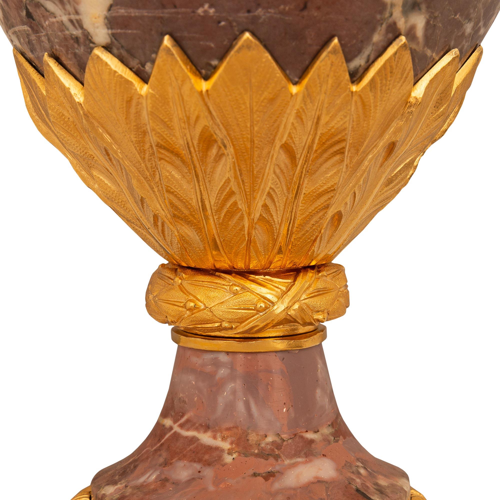 coppia di urne francesi del XIX secolo in marmo e ormolu di Violette, stile Luigi XVI in vendita 3