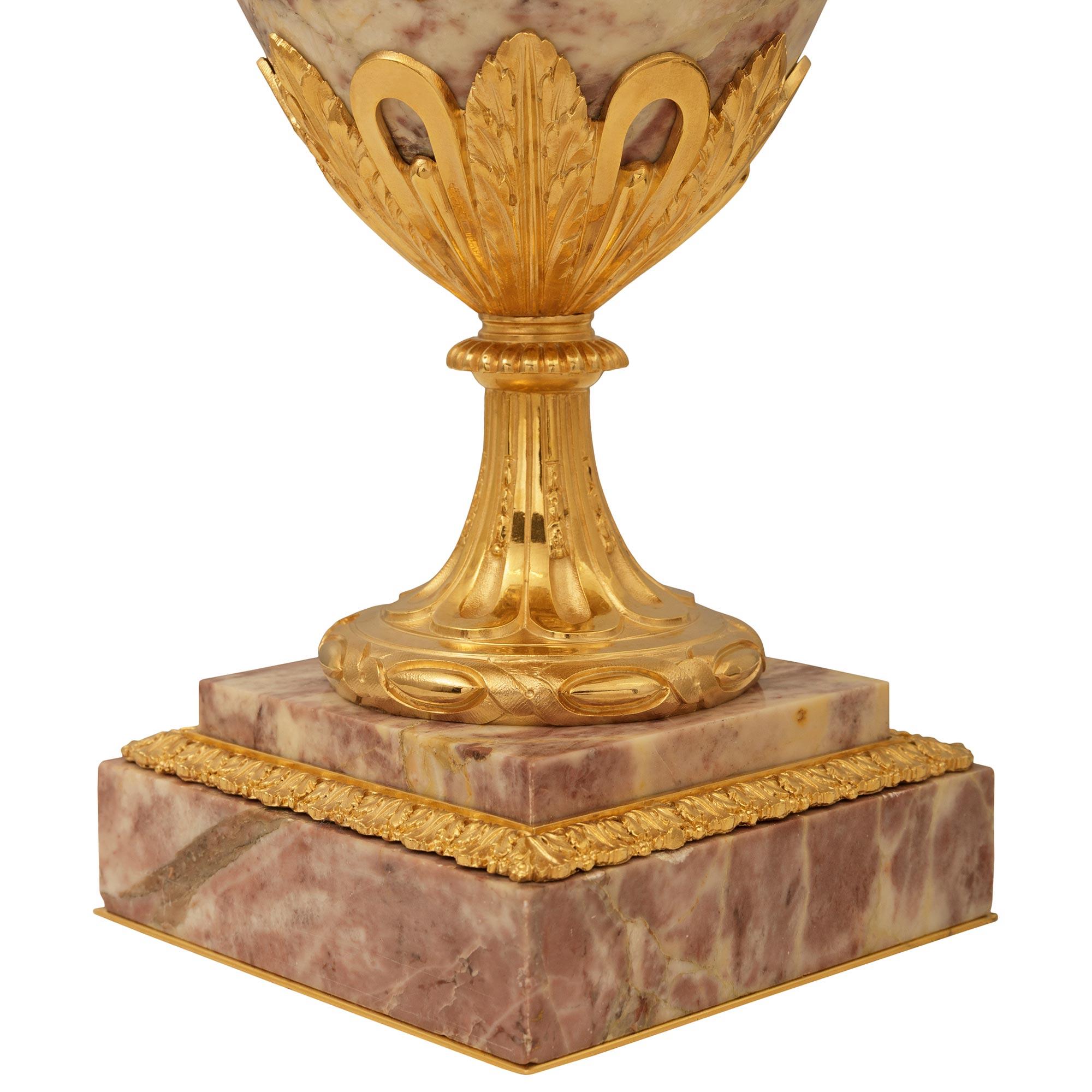 coppia di urne francesi del XIX secolo in marmo e Ormolu di stile Luigi XVI in vendita 3