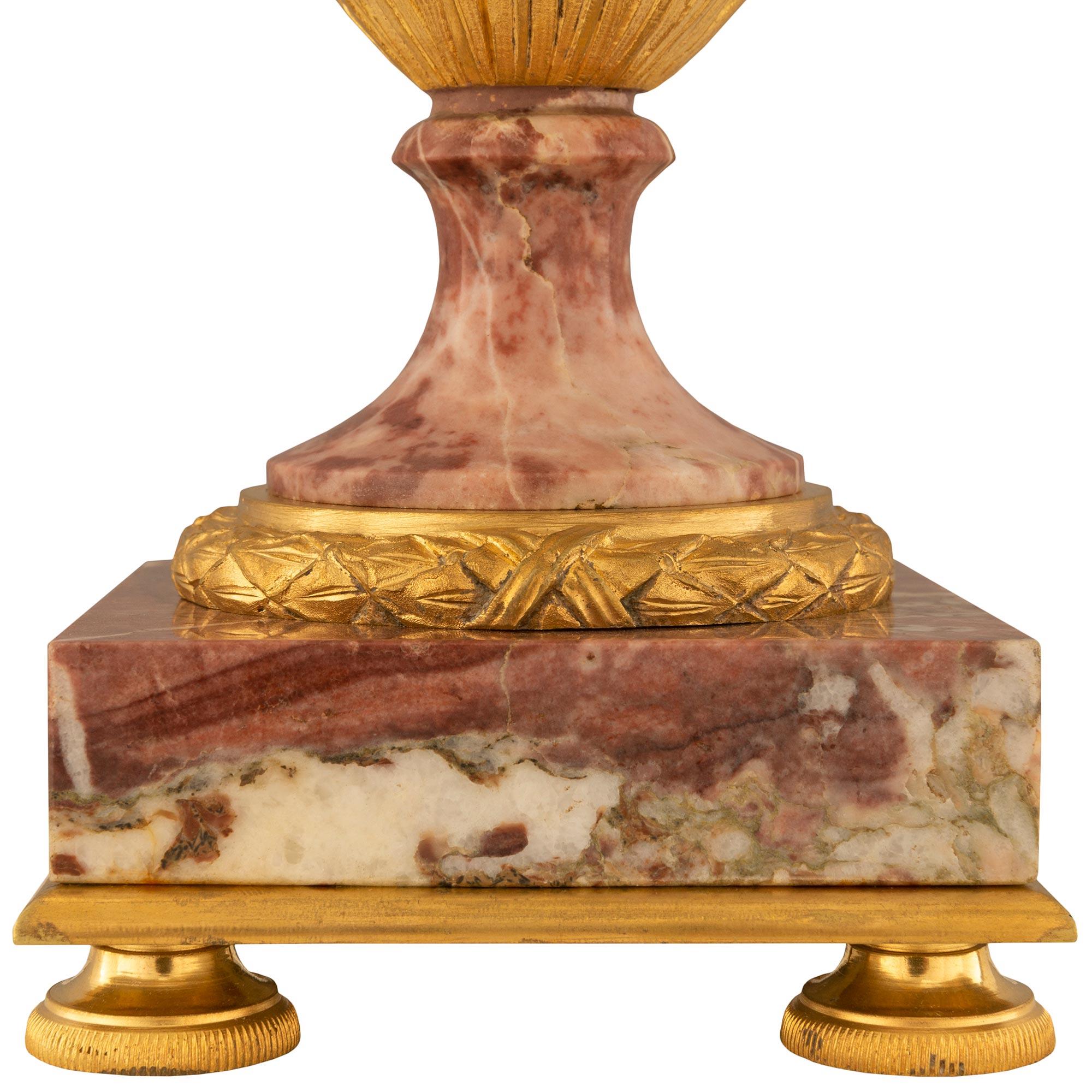 Paar französische Louis XVI St. Brèche Violette Marmor- und Ormolu-Urnen aus dem 19. im Angebot 2