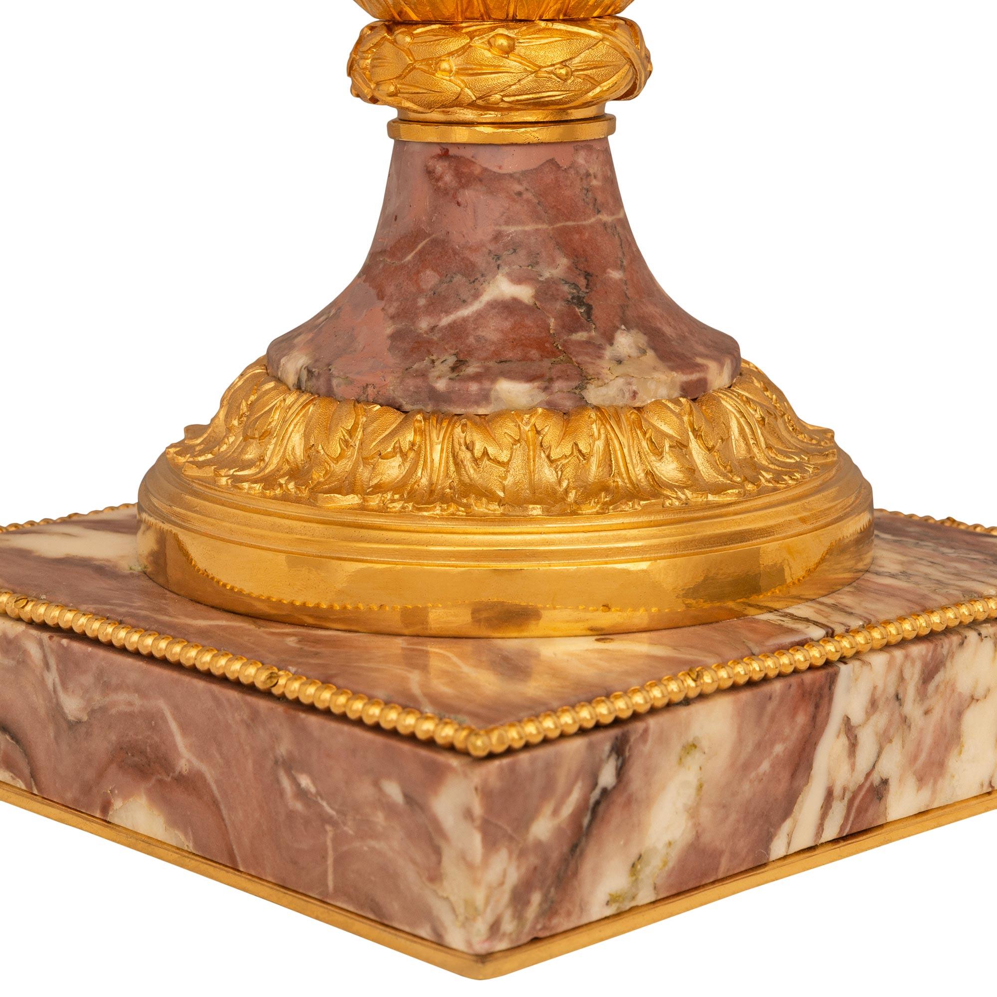 coppia di urne francesi del XIX secolo in marmo e ormolu di Violette, stile Luigi XVI in vendita 4