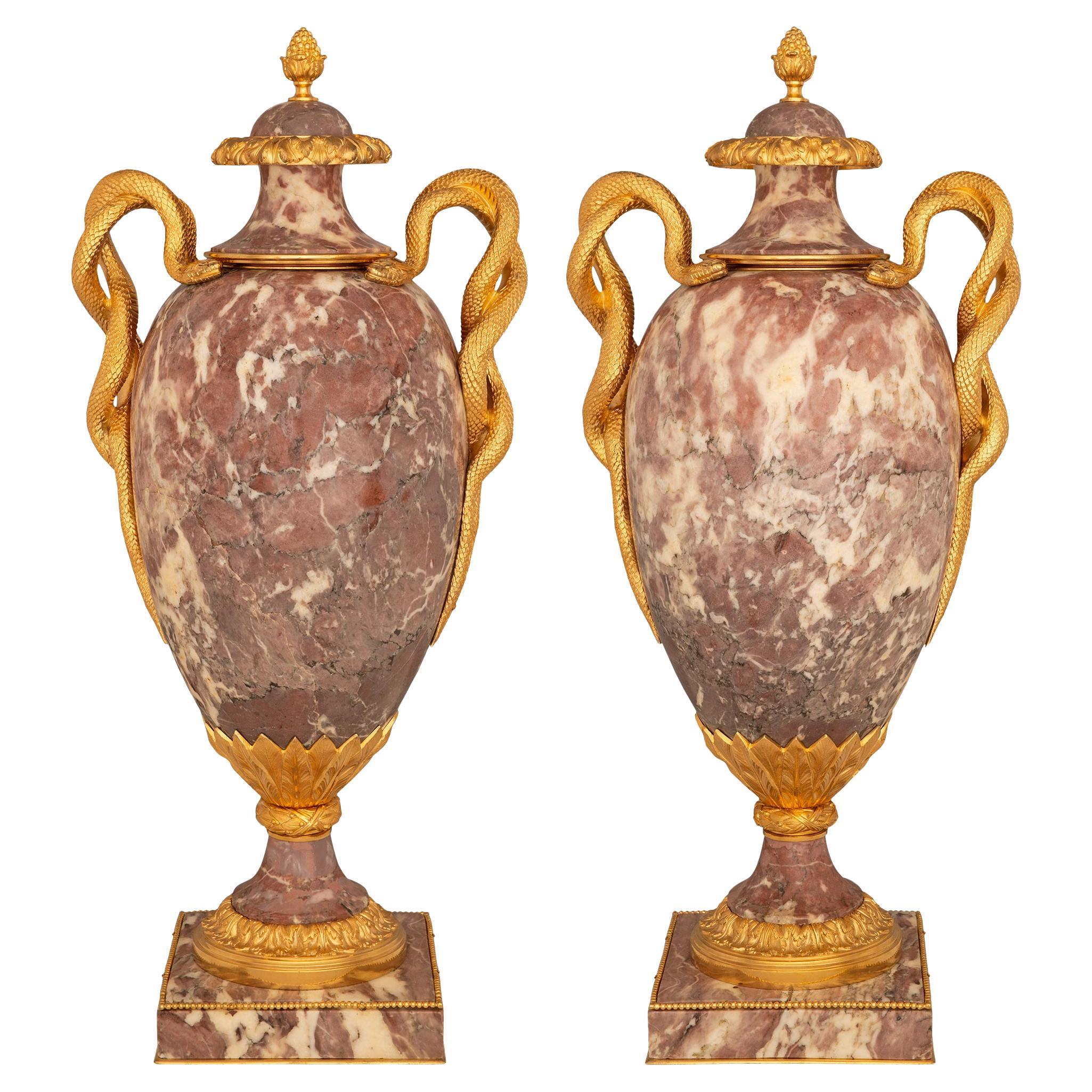 Pareja de urnas francesas del siglo XIX de mármol Brèche Violette y Ormolu del s. XVI