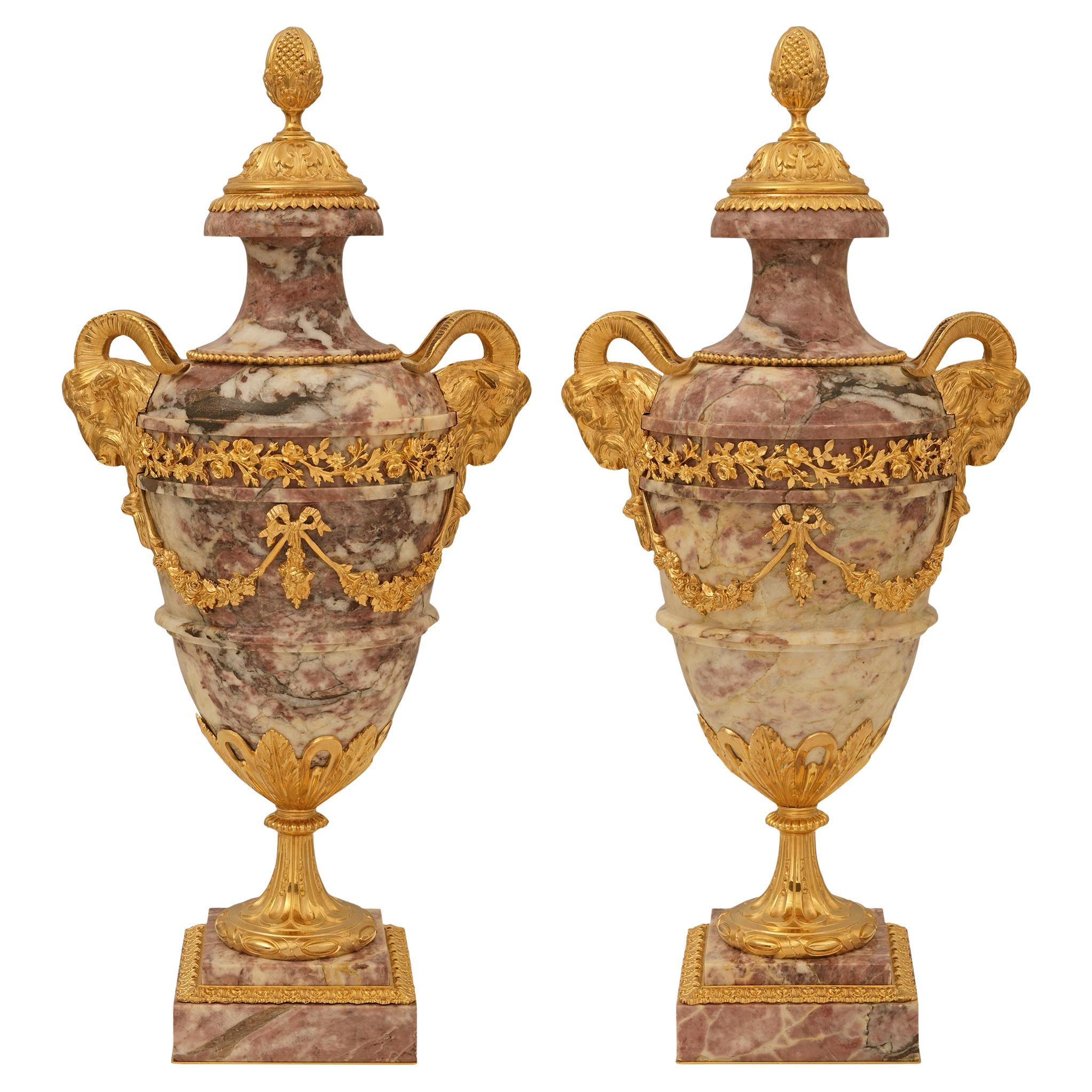 Pareja de urnas francesas del siglo XIX de mármol y Ormolu de la Breche Violette de San Luis XVI