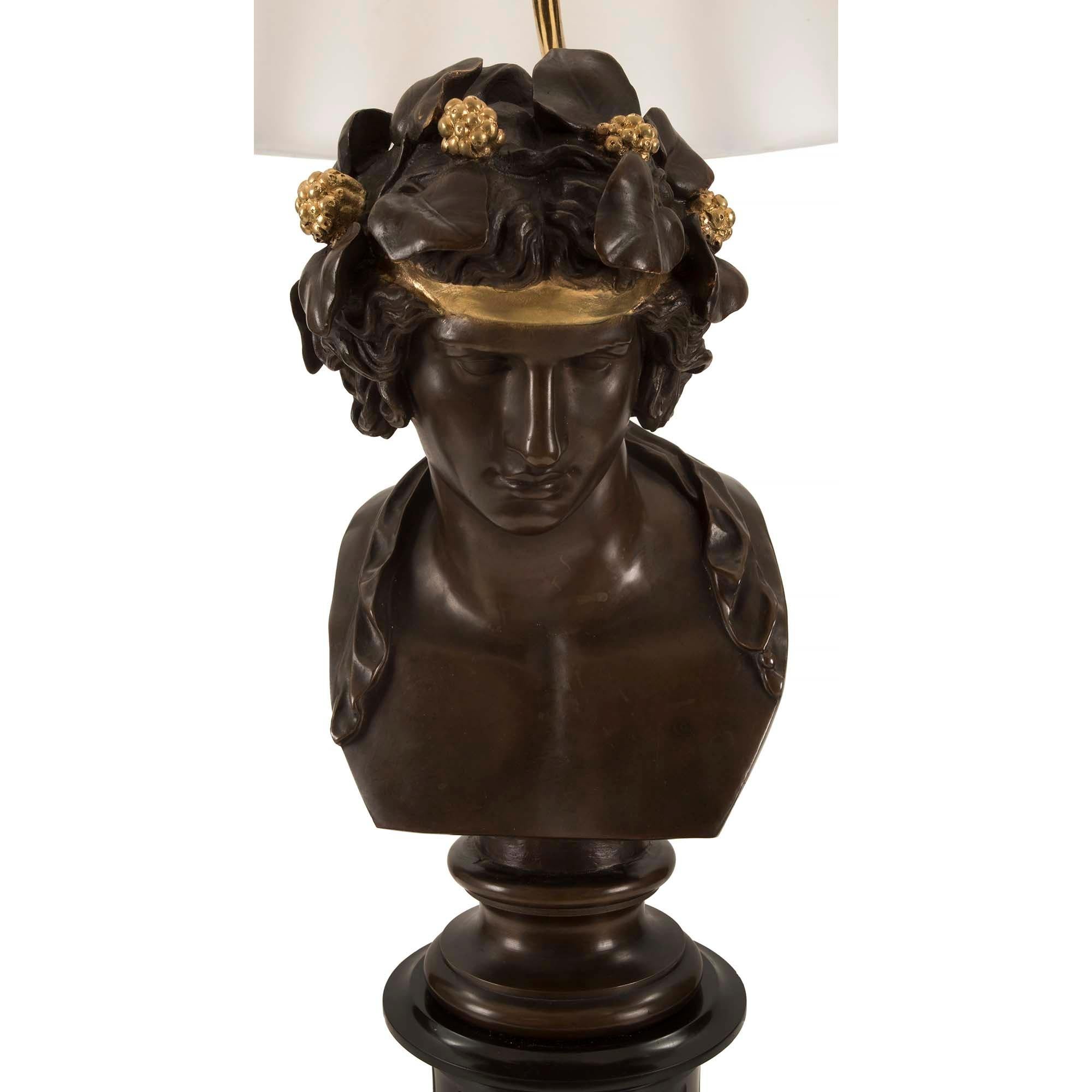 Patiné Paire de lampes françaises de style Louis XVI du 19ème siècle en bronze et marbre en vente