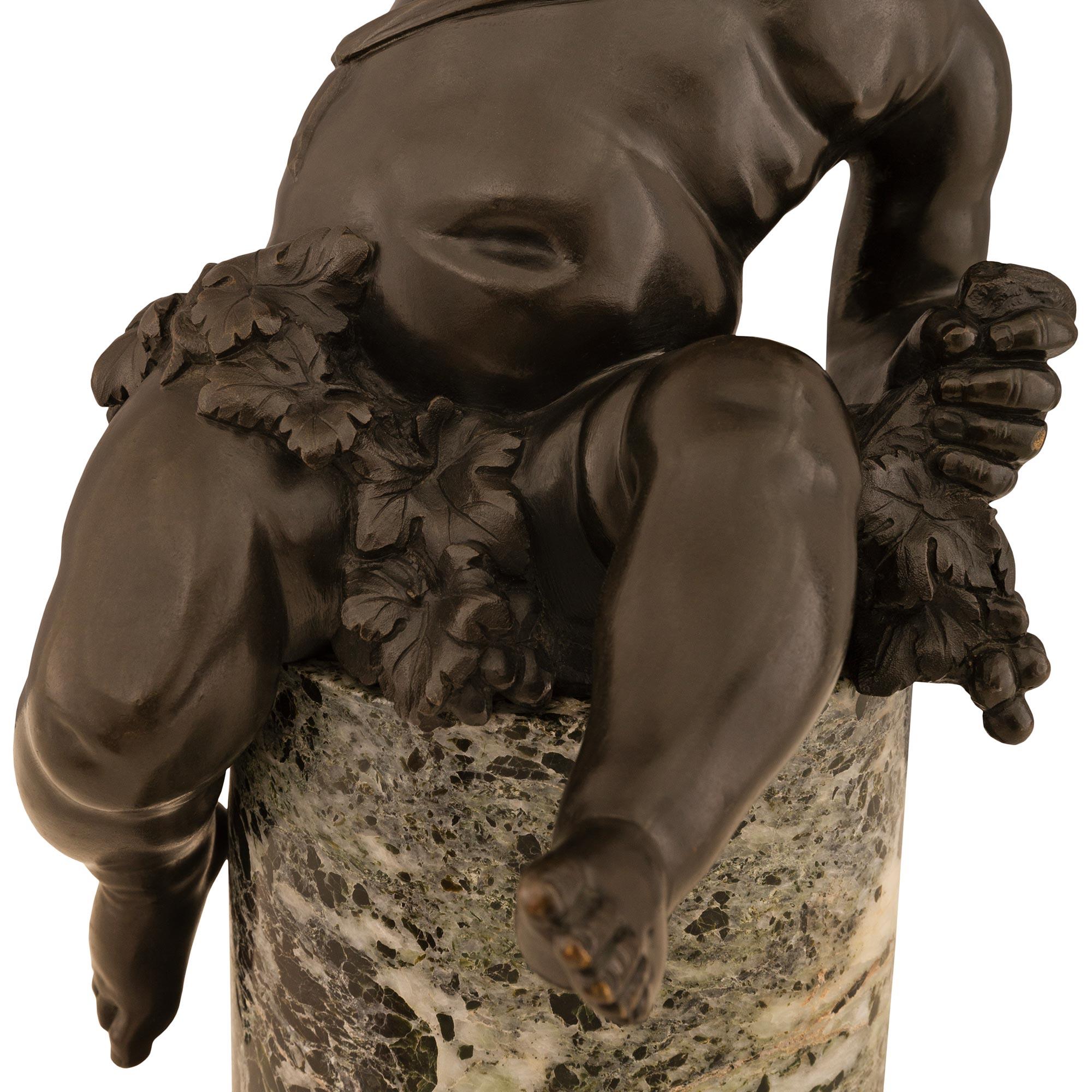 Patinato Coppia di statue in marmo e bronzo Luigi XVI del XIX secolo in vendita