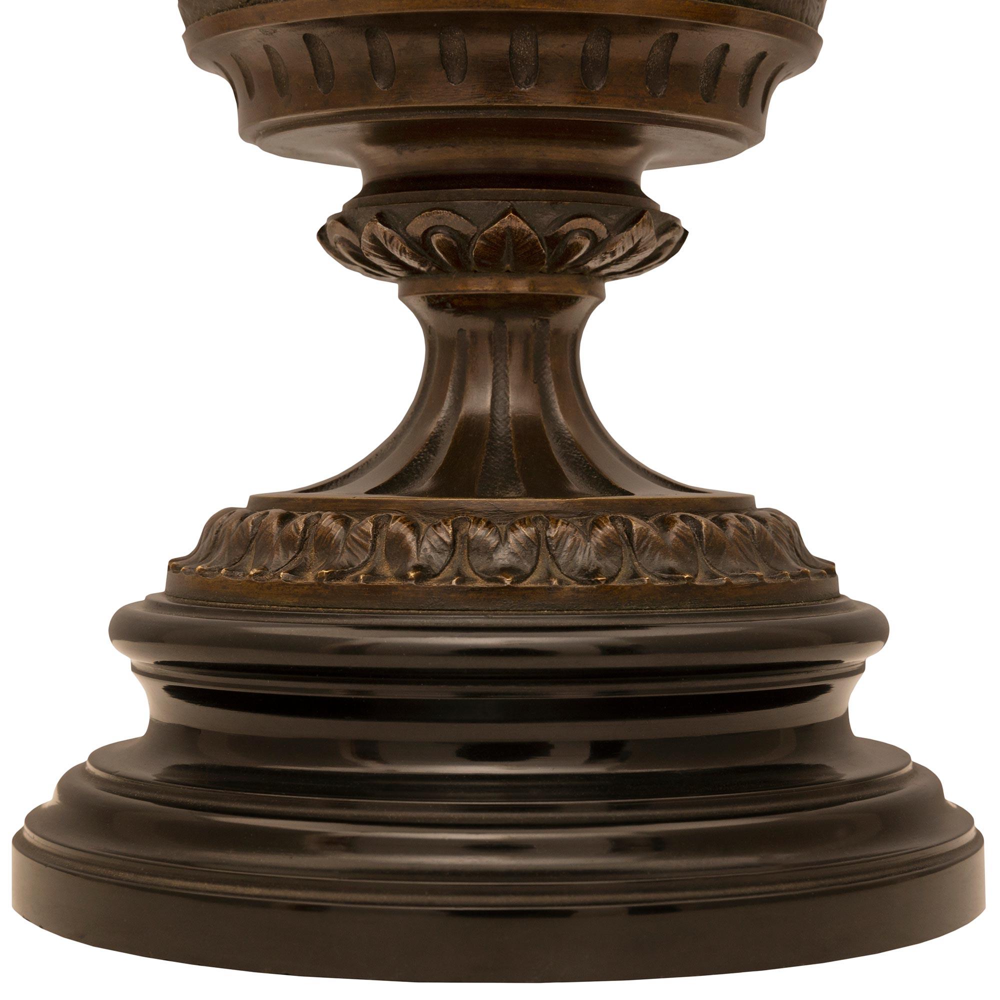 Paar französische Urnen aus Bronze und Marmor im Stil Louis XVI. des 19. Jahrhunderts, signiert Clodion im Angebot 4