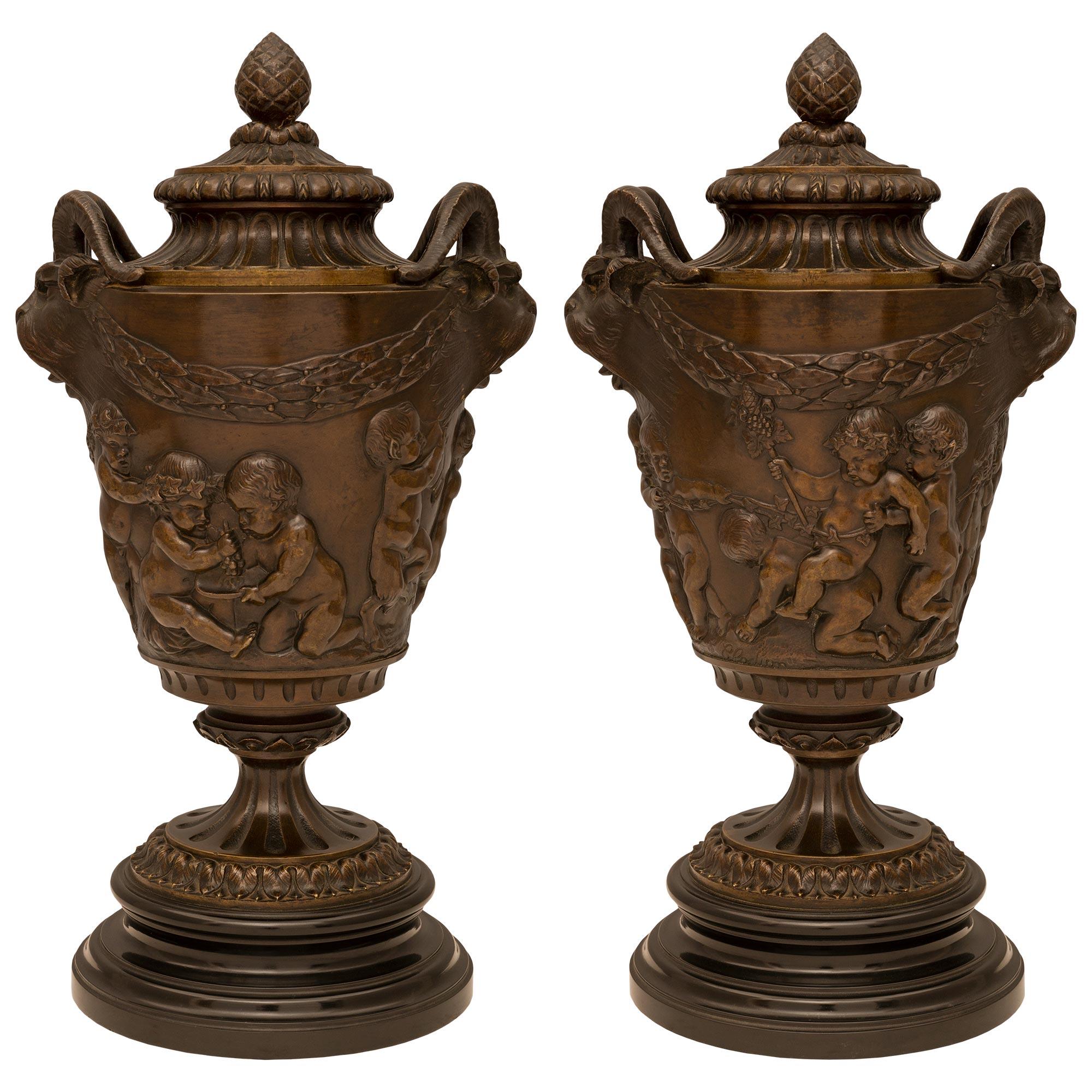 Paire d'urnes de style Louis XVI du 19ème siècle en bronze et marbre signées Clodion