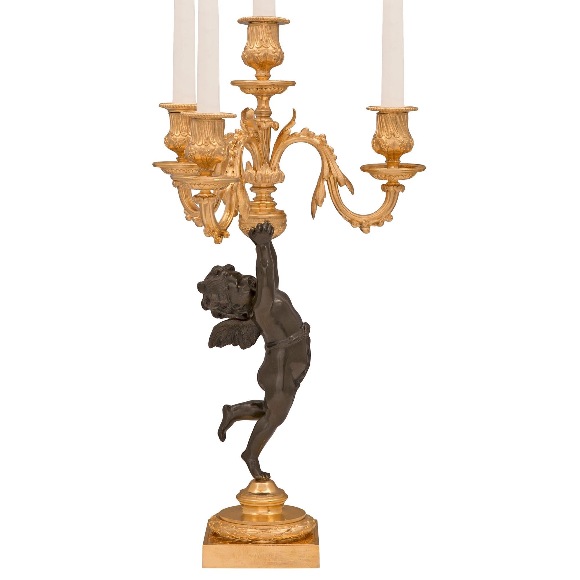 Français Paire de candélabres français du 19ème siècle de style Louis XVI en bronze et similor en vente