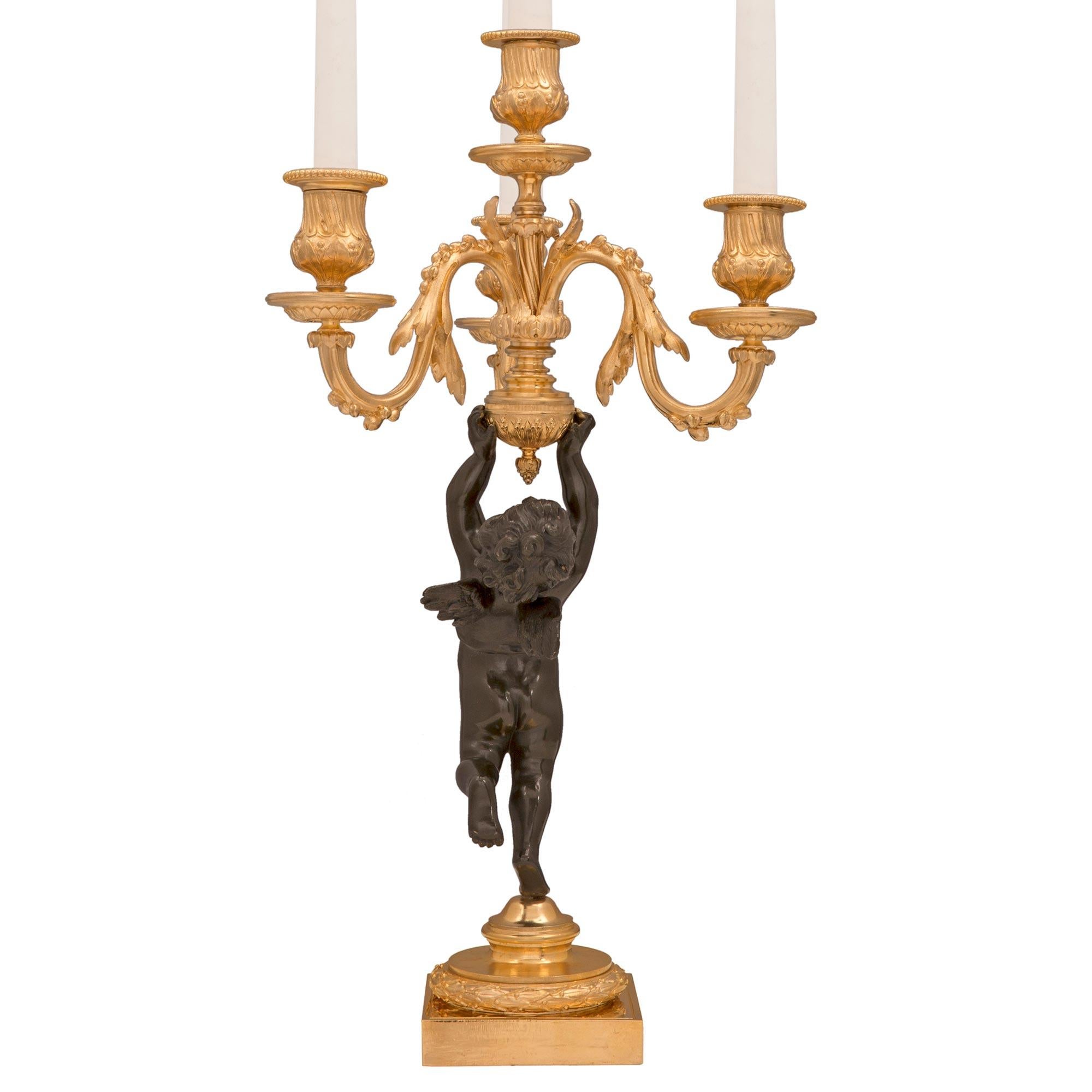 Patiné Paire de candélabres français du 19ème siècle de style Louis XVI en bronze et similor en vente
