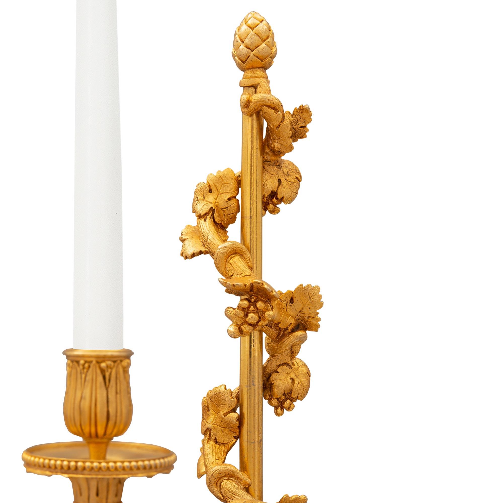Coppia di candelabri francesi del XIX secolo in bronzo e Ormolu di stile Luigi XVI in vendita 1