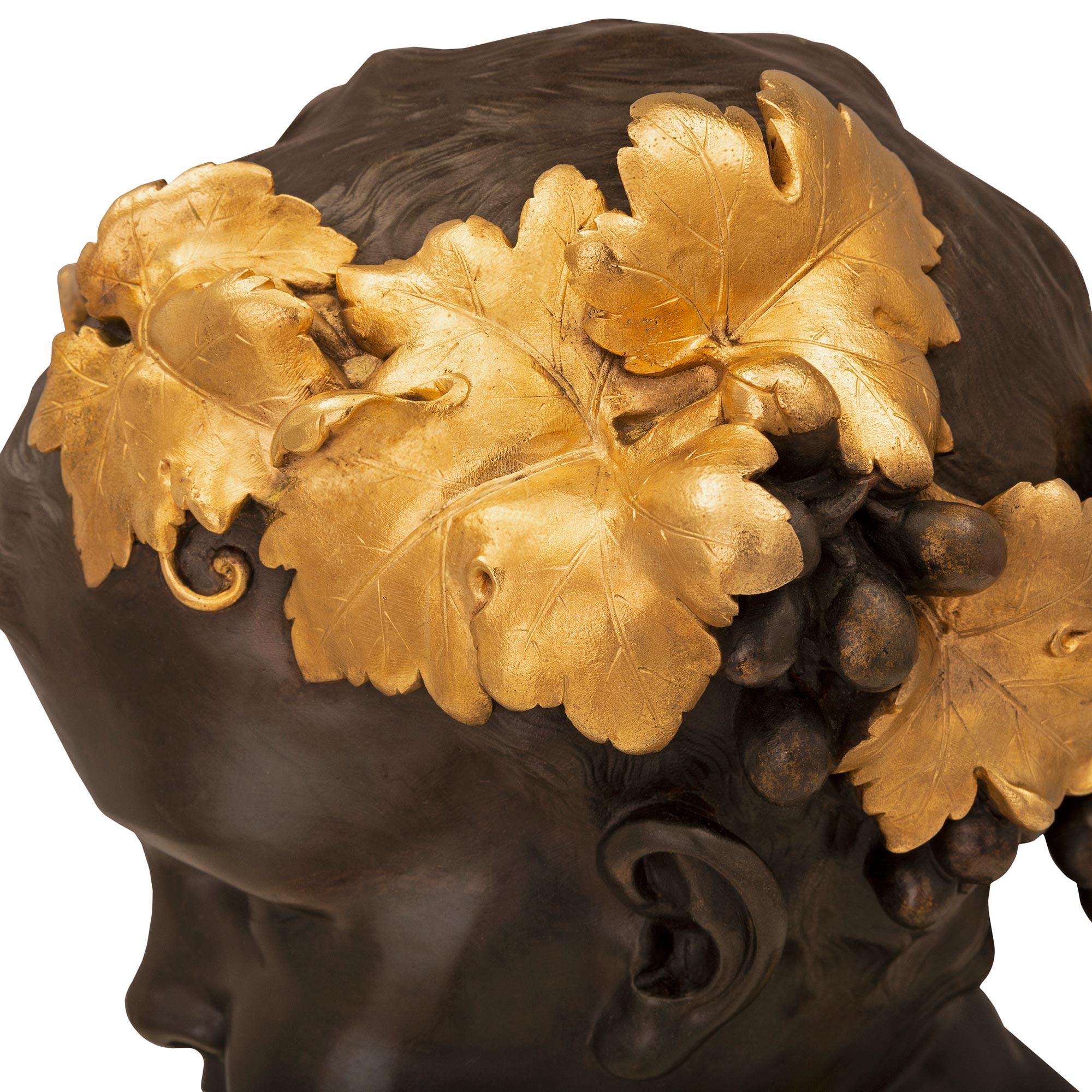 Paire de bustes de chérubins de style Louis XVI du 19ème siècle français en bronze et bronze doré en vente 3