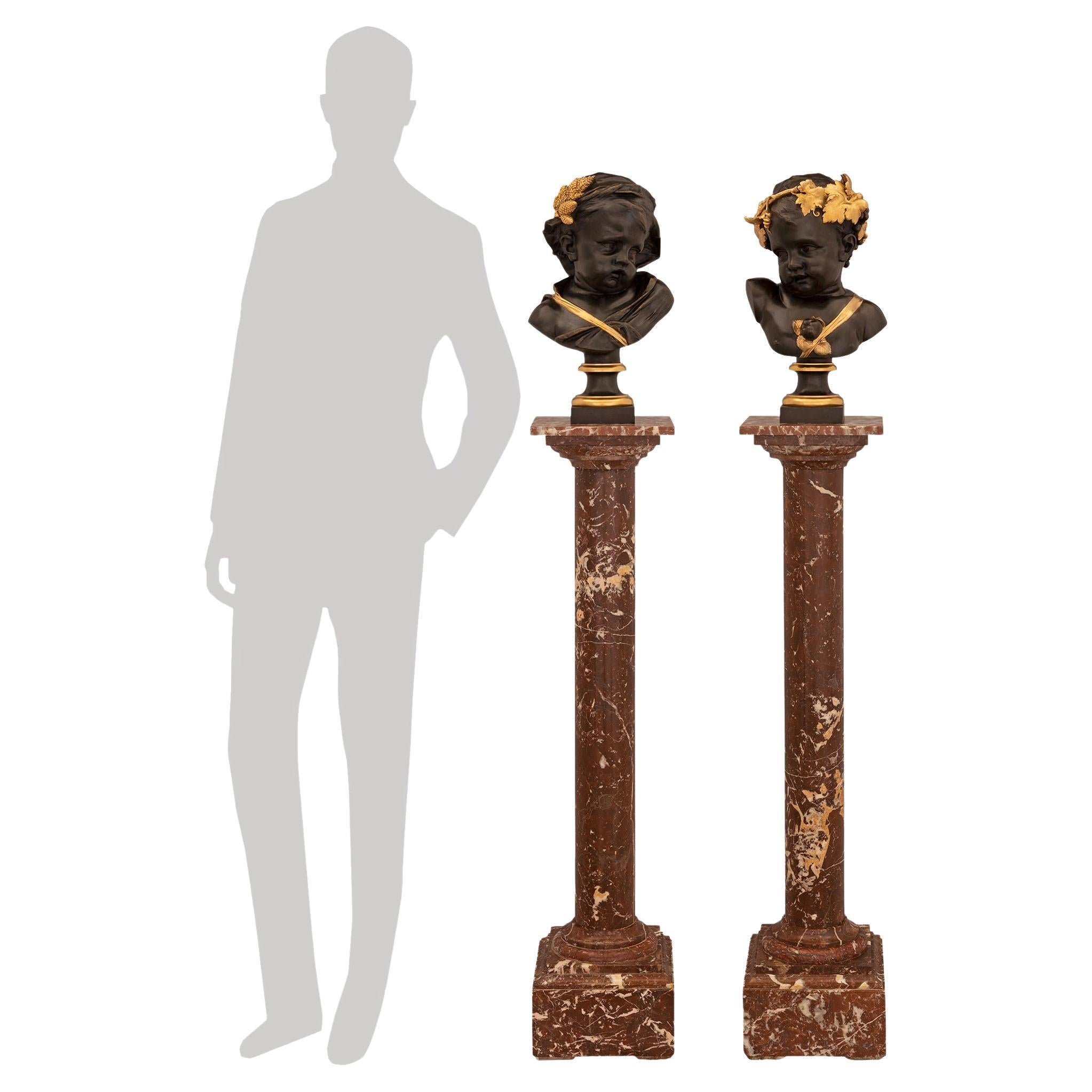Paire de bustes de chérubins de style Louis XVI du 19ème siècle français en bronze et bronze doré en vente