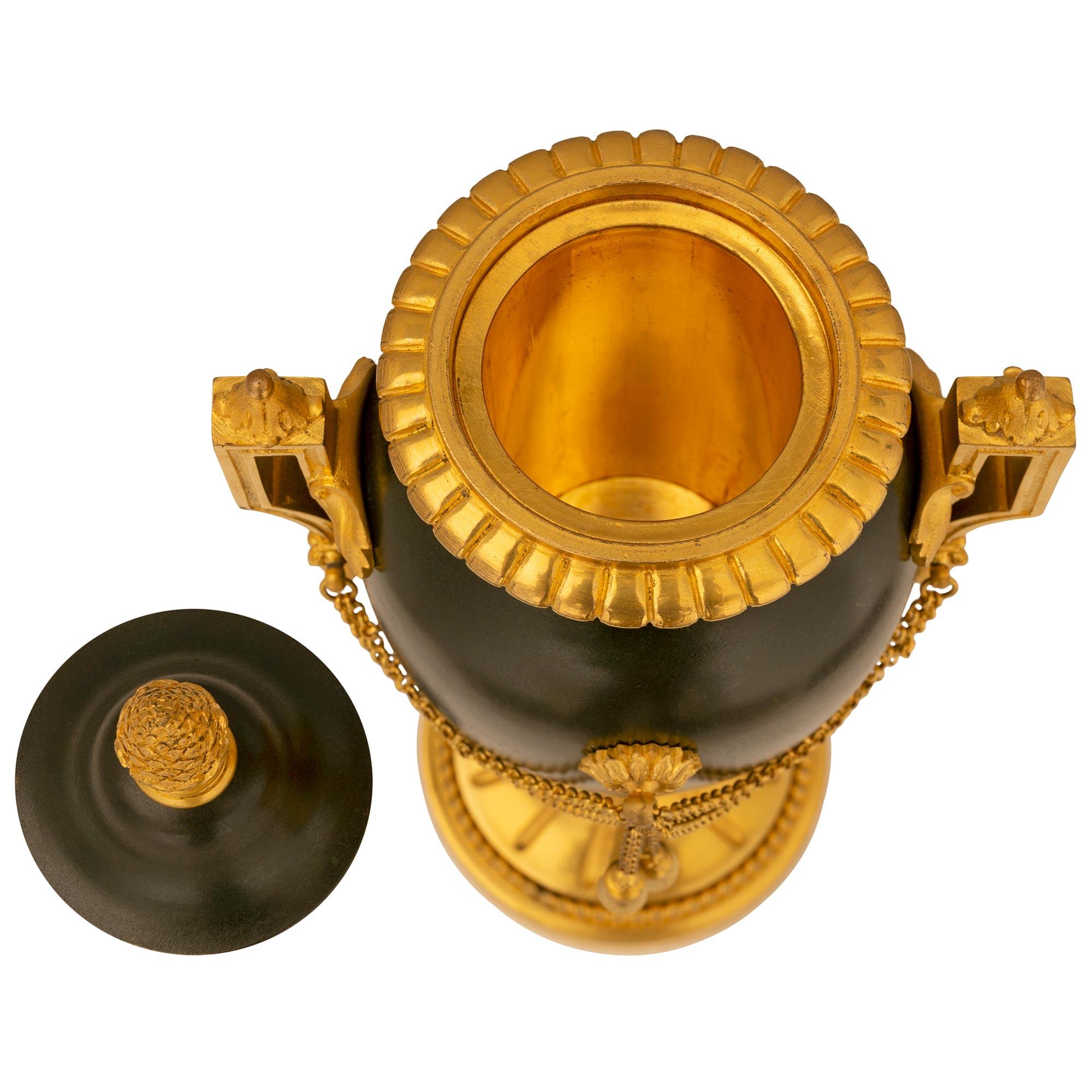Ein sehr elegantes Paar französischer Urnen mit Deckel aus patinierter Bronze und Ormolu aus dem 19. Jahrhundert, signiert Fumiere et Cie. Jede Urne steht auf einem runden Ormolu-Sockel mit einer feinen gesprenkelten Umrandung und einem umlaufenden