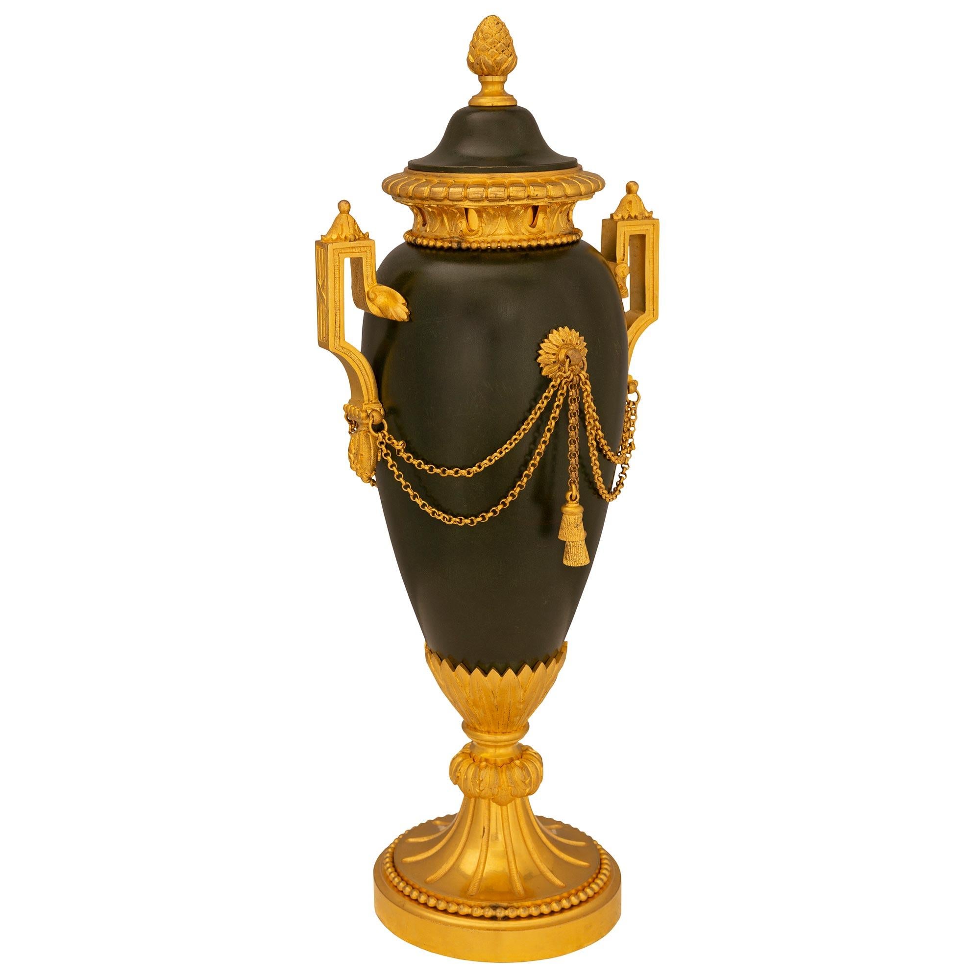 Paar französische Louis-XVI-Urnen aus Bronze und Goldbronze mit Deckeln aus dem 19. Jahrhundert (Louis XVI.) im Angebot