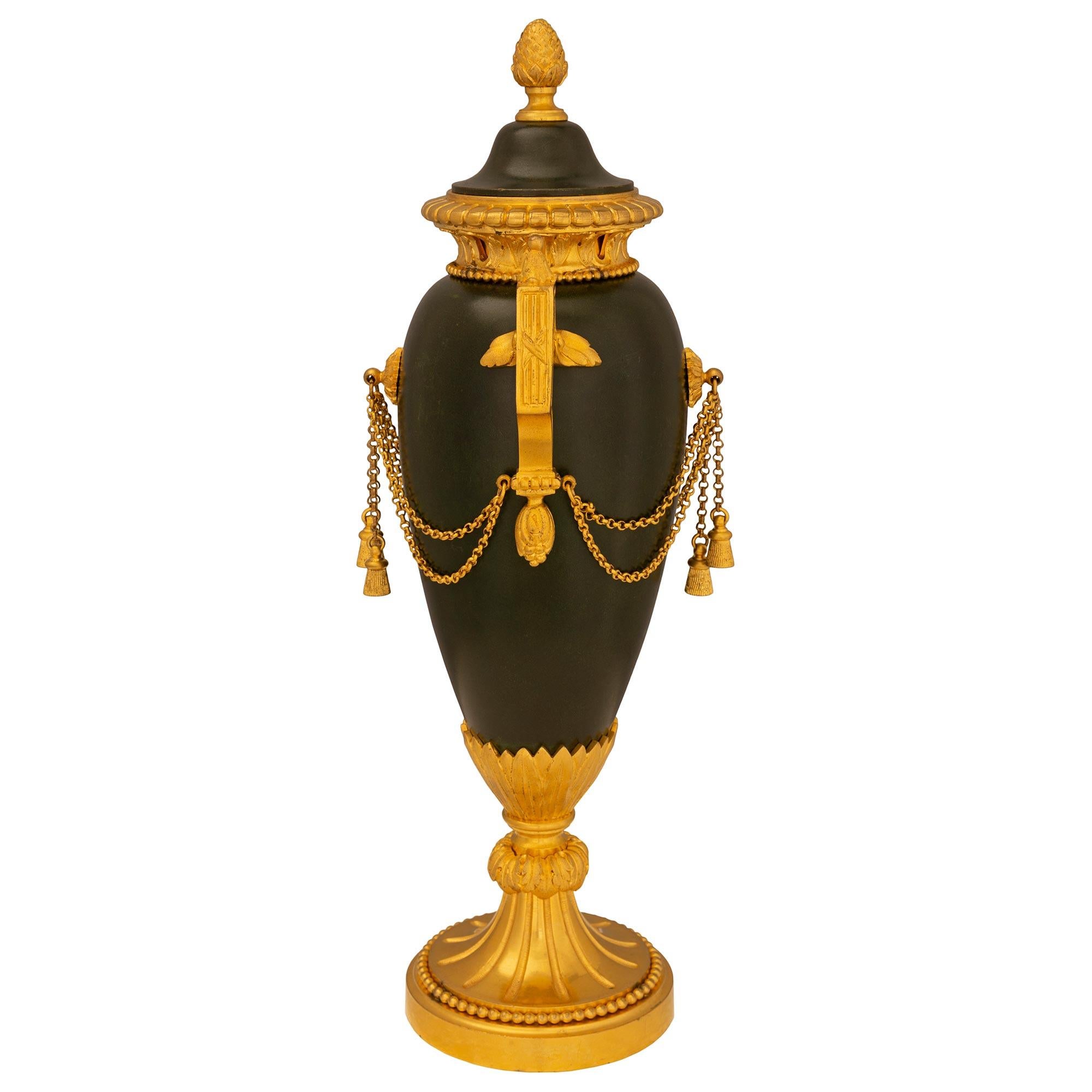 Patiné Paire d'urnes à couvercle en bronze et ormolu de style Louis XVI du 19ème siècle français en vente