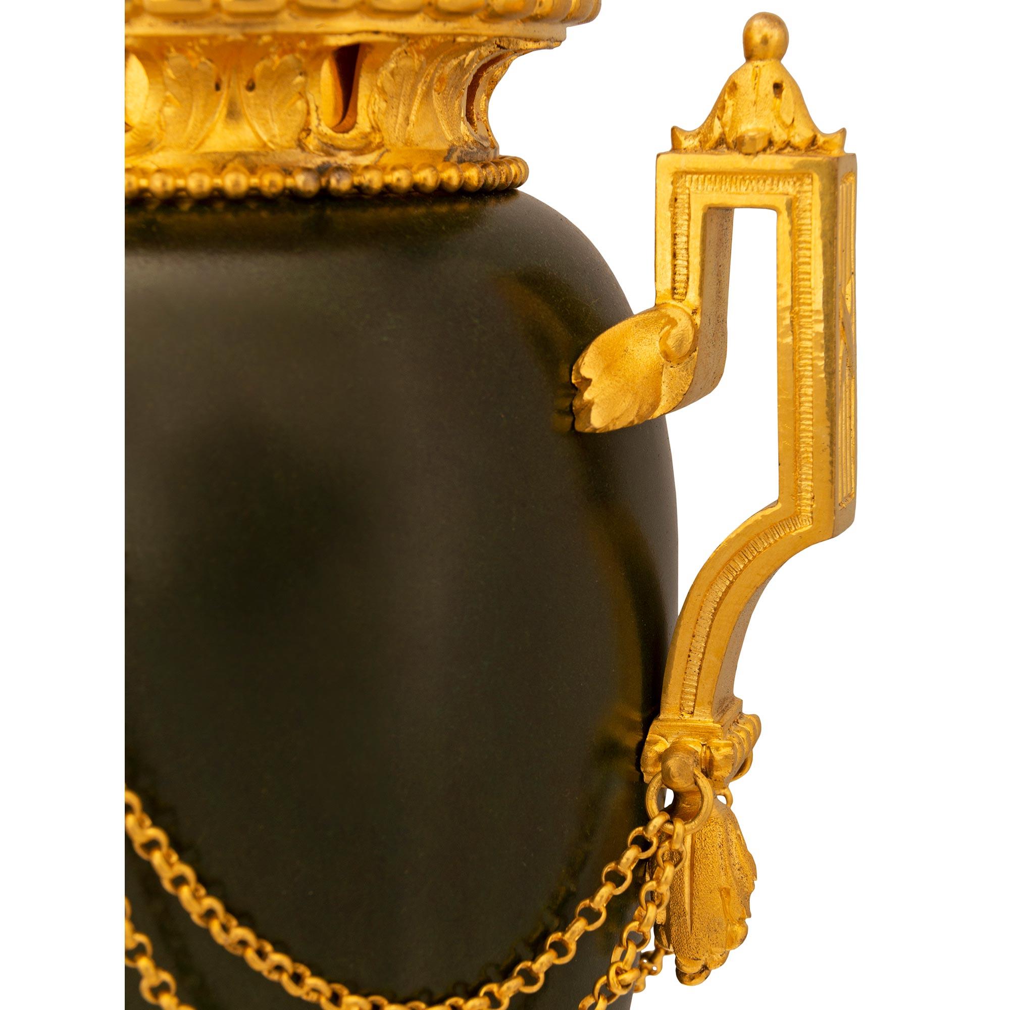Paar französische Louis-XVI-Urnen aus Bronze und Goldbronze mit Deckeln aus dem 19. Jahrhundert im Angebot 1