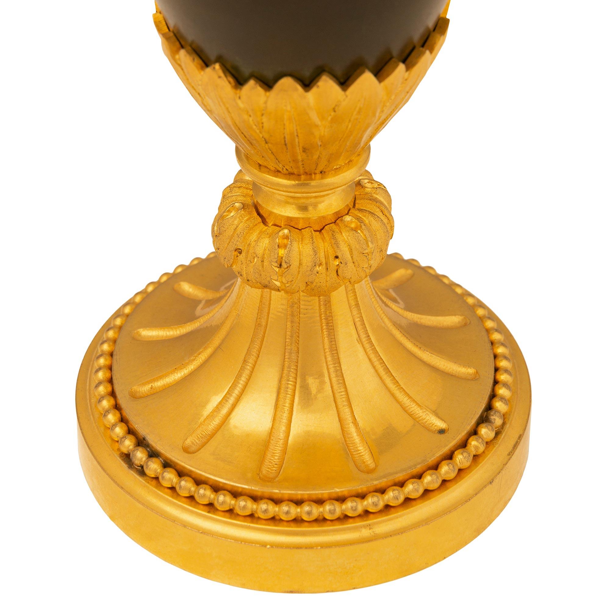 Paire d'urnes à couvercle en bronze et ormolu de style Louis XVI du 19ème siècle français en vente 1