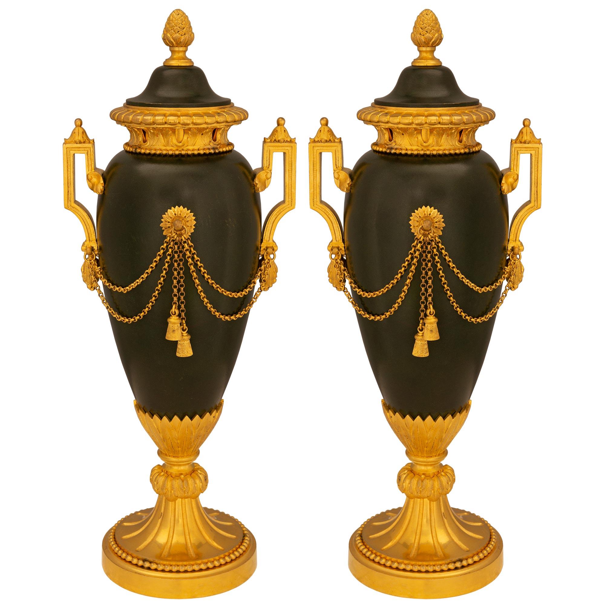 Paar französische Louis-XVI-Urnen aus Bronze und Goldbronze mit Deckeln aus dem 19. Jahrhundert im Angebot 3