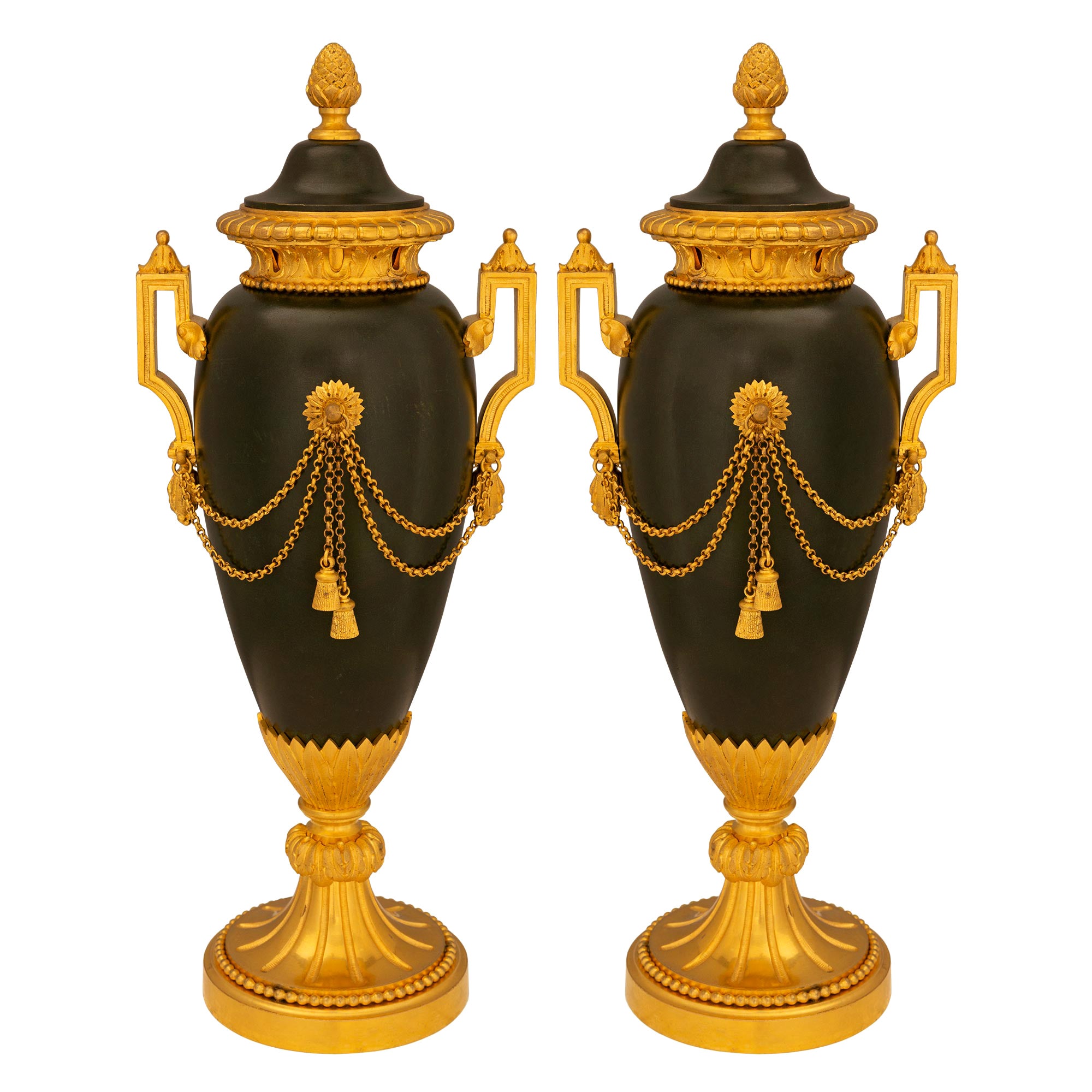 Paire d'urnes à couvercle en bronze et ormolu de style Louis XVI du 19ème siècle français