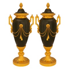 Paar französische Louis-XVI-Urnen aus Bronze und Goldbronze mit Deckeln aus dem 19. Jahrhundert