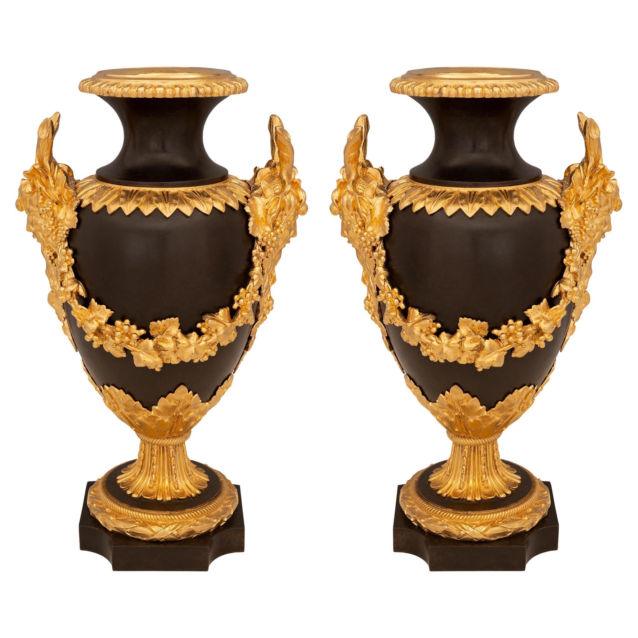 Paar französische Louis-XVI-Vasen aus Bronze und Goldbronze des 19. Jahrhunderts