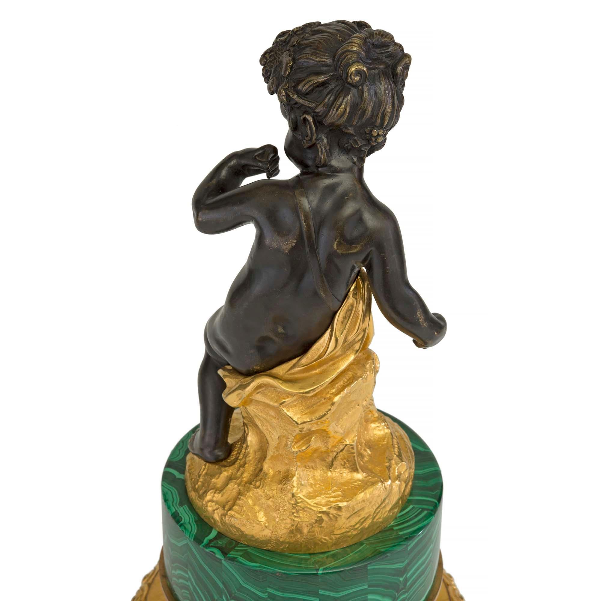Paar französische Louis-XVI-Statuen aus Bronze und Oromolu aus dem 19. Jahrhundert (Französisch) im Angebot