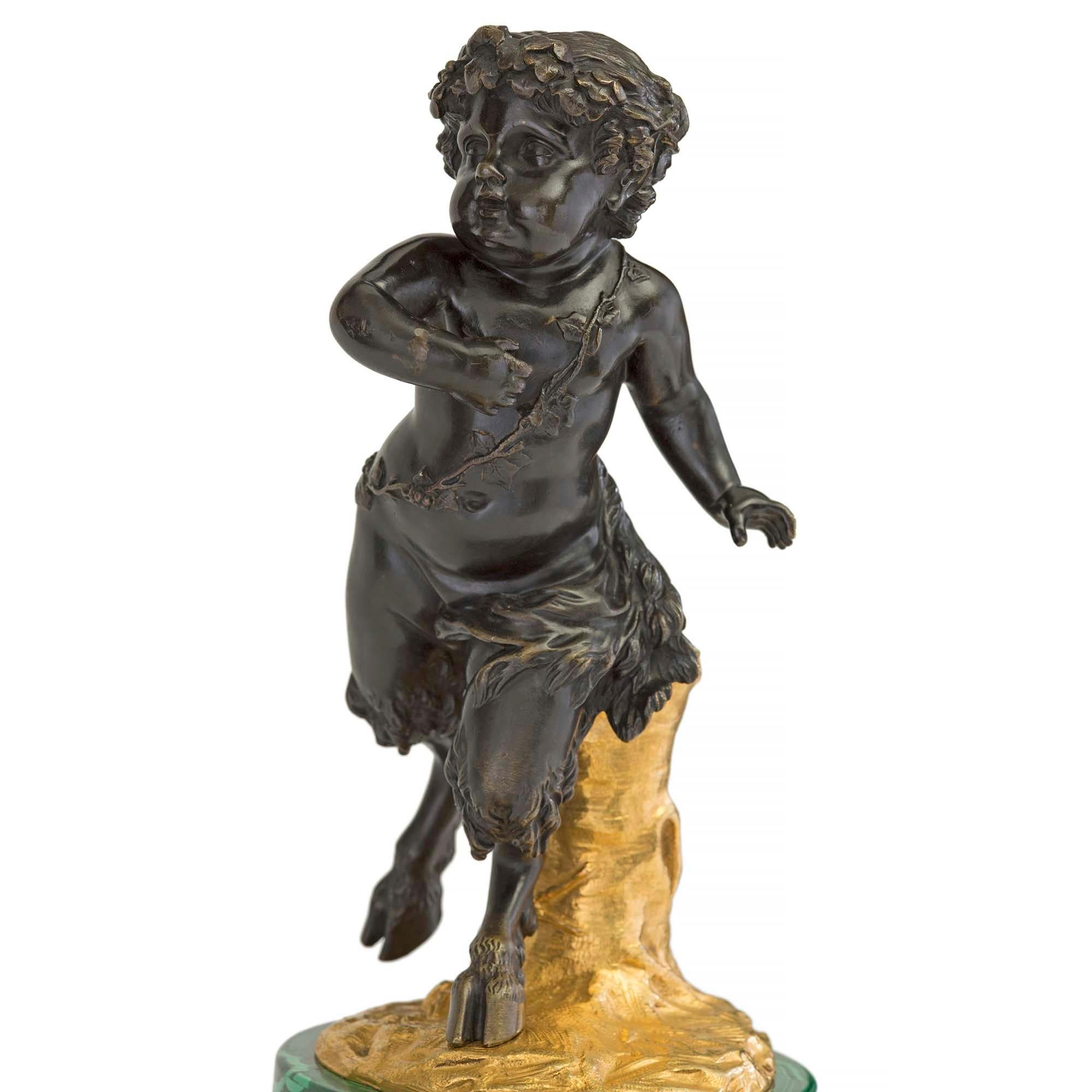 Paar französische Louis-XVI-Statuen aus Bronze und Oromolu aus dem 19. Jahrhundert (Patiniert) im Angebot