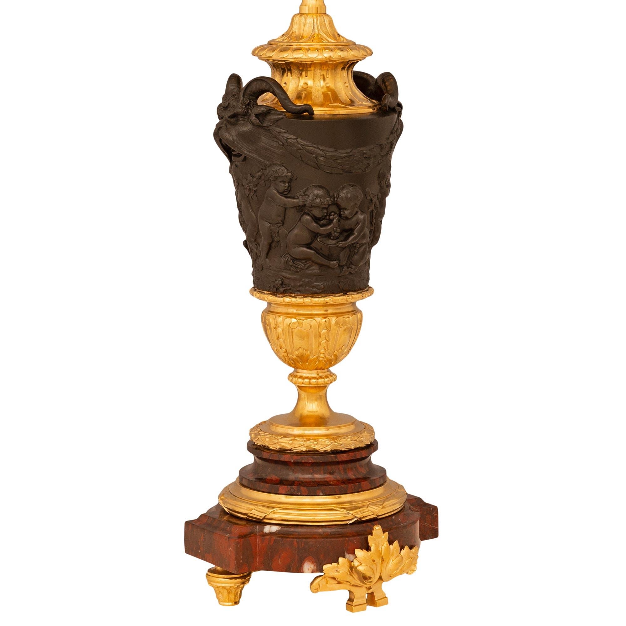 Français Paire de lampes en bronze, marbre et bronze doré de style Louis XVI du XIXe siècle en vente