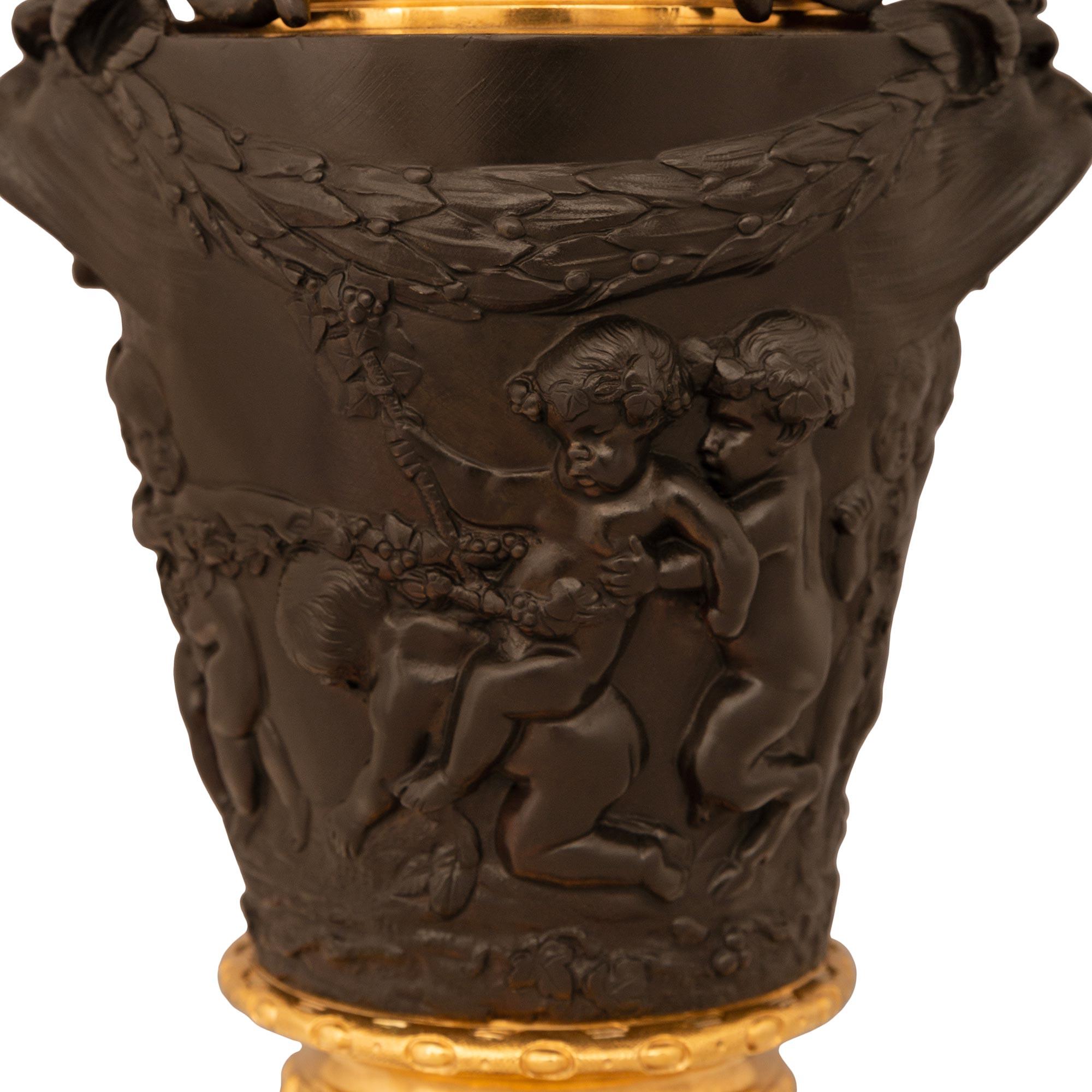 Bronze Paire de lampes en bronze, marbre et bronze doré de style Louis XVI du XIXe siècle en vente