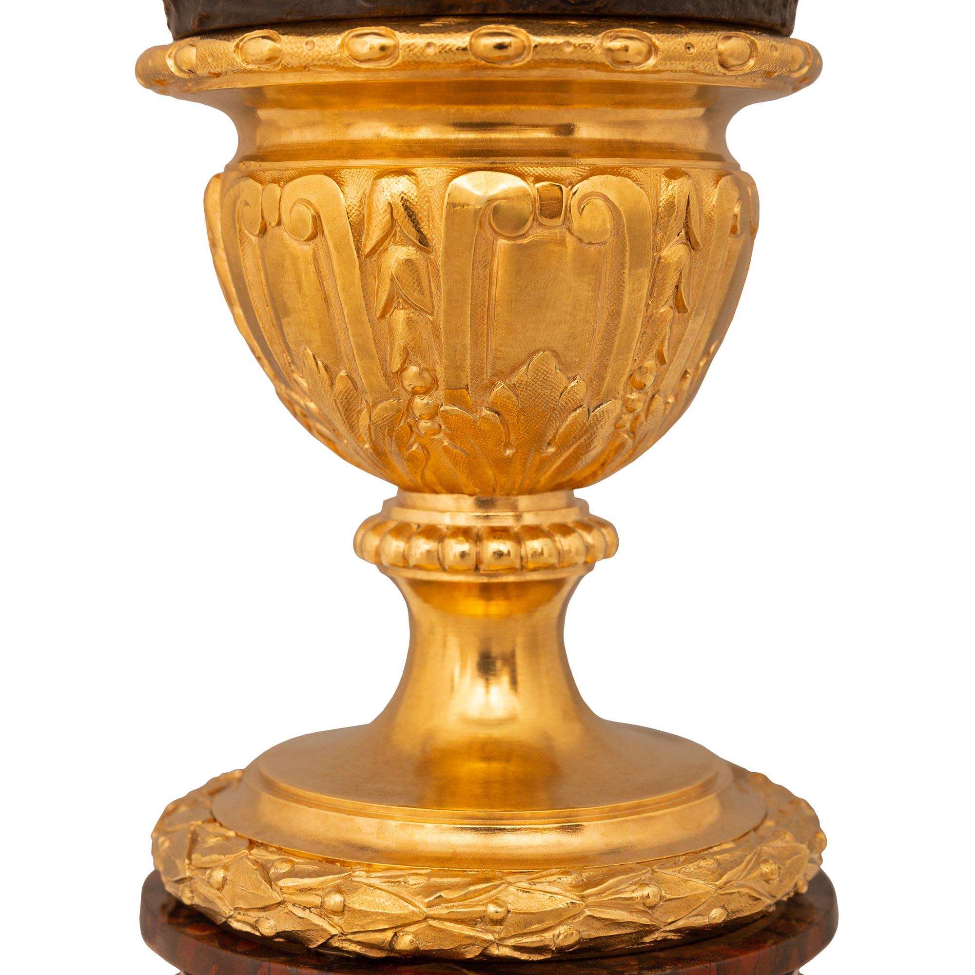 Paire de lampes en bronze, marbre et bronze doré de style Louis XVI du XIXe siècle en vente 2