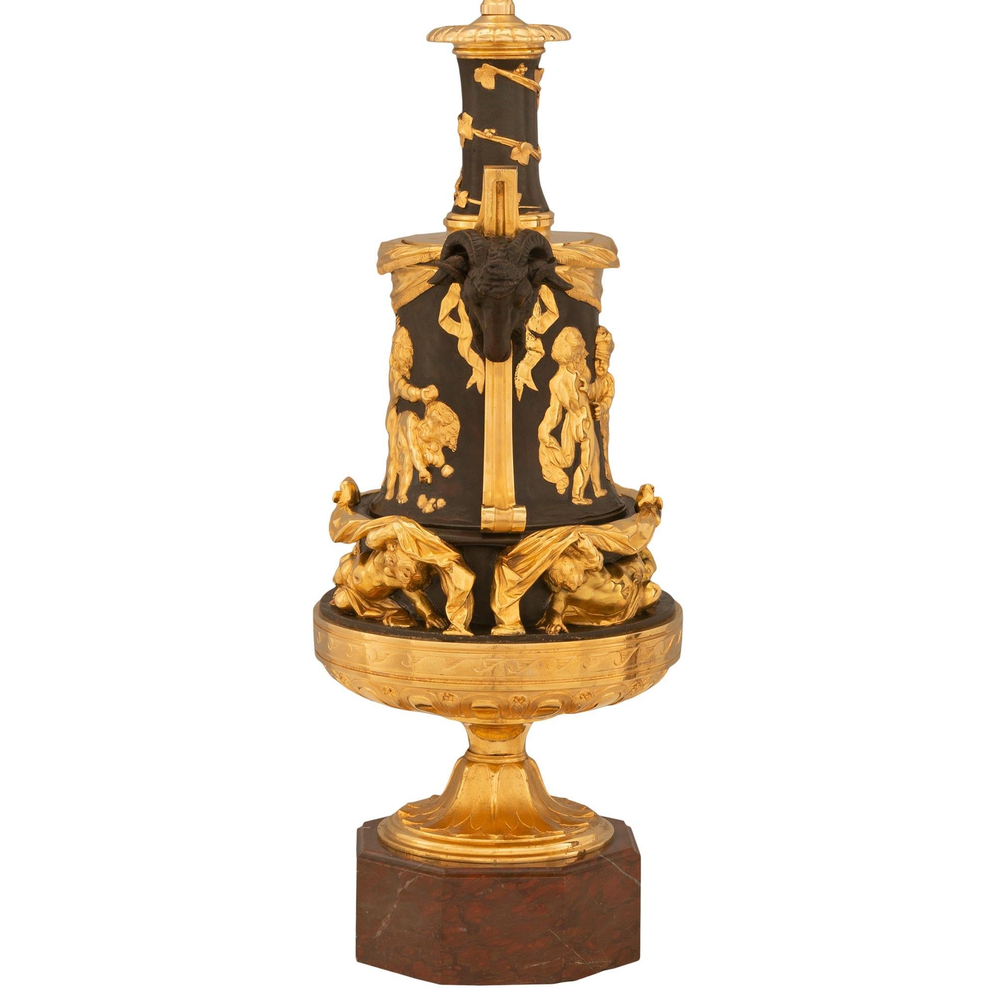Paar französische Louis-XVI-Lampen aus Bronze, Marmor und Goldbronze aus dem 19. Jahrhundert (Louis XVI.) im Angebot