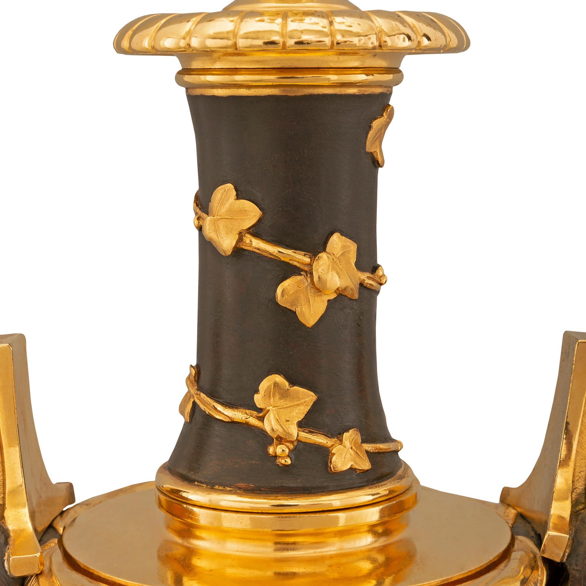 Patiné Paire de lampes françaises de style Louis XVI du 19ème siècle en bronze, marbre et bronze doré en vente